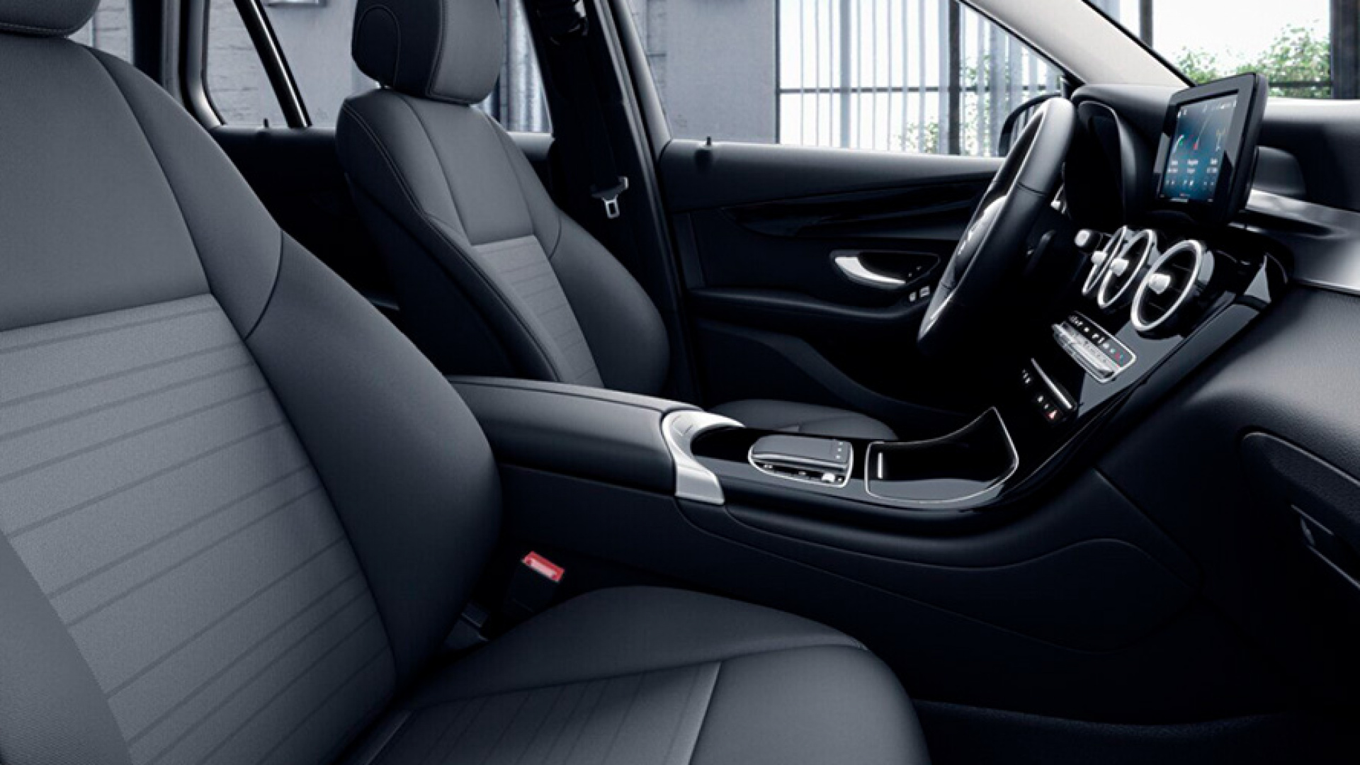 Mercedes-Benz GLC 300 4MATIC комплектация Sport Plus двигатель 2 литра (245 л.с.) Черный