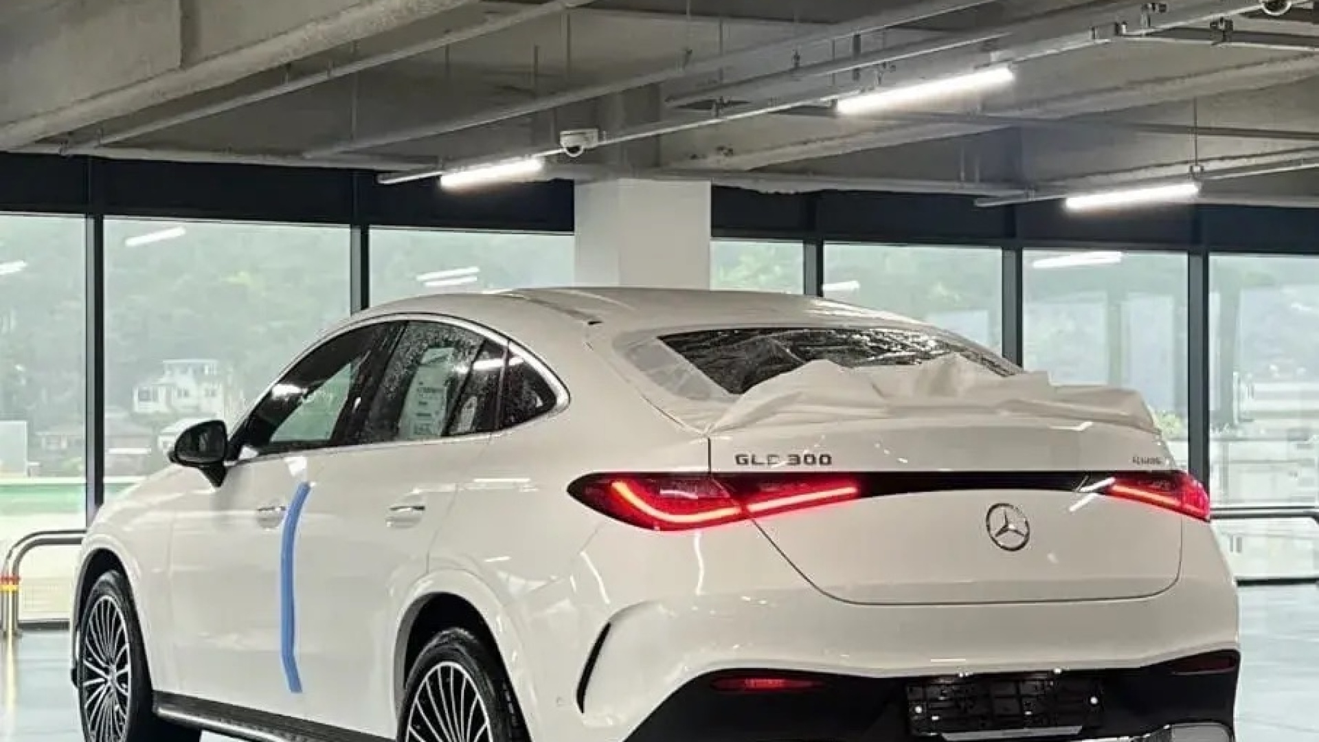 Mercedes-Benz GLC 300 4MATIC Coupe двигатель 2 литра (256 л.с.) Белый