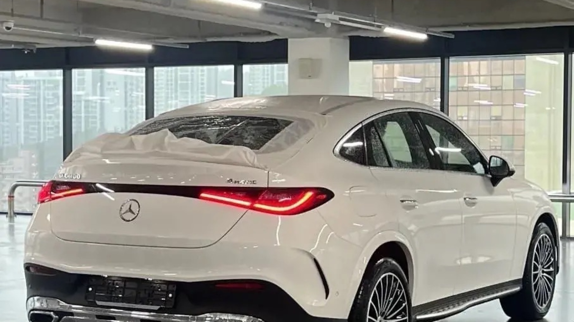 Mercedes-Benz GLC 300 4MATIC Coupe двигатель 2 литра (256 л.с.) Белый