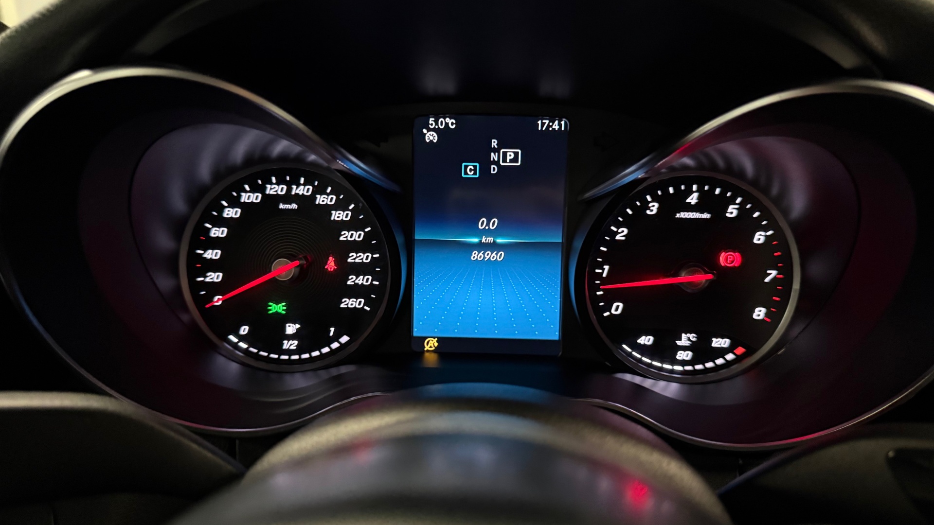 Mercedes-Benz C 180 комплектация Sport двигатель 1.6 литра (150 л.с.) Белый