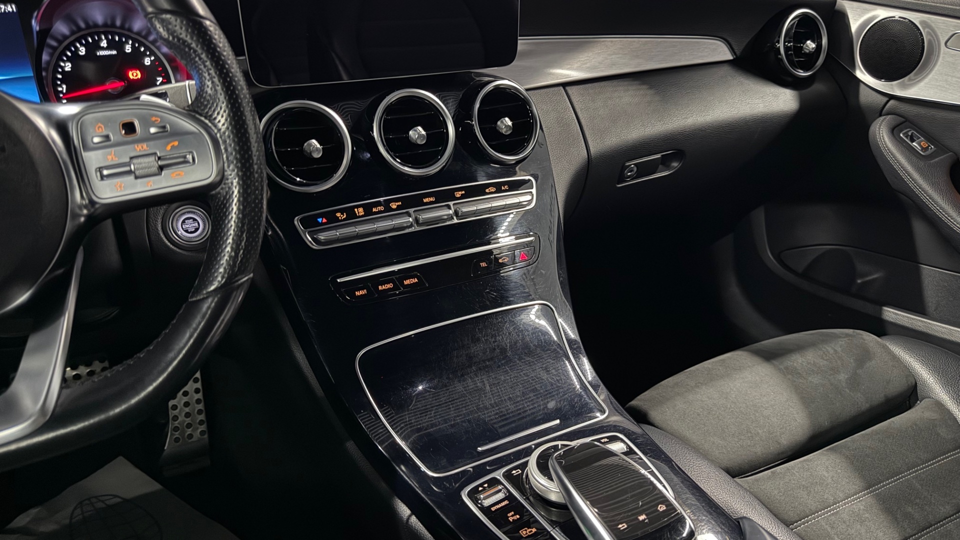 Mercedes-Benz C 180 комплектация Sport двигатель 1.6 литра (150 л.с.) Белый