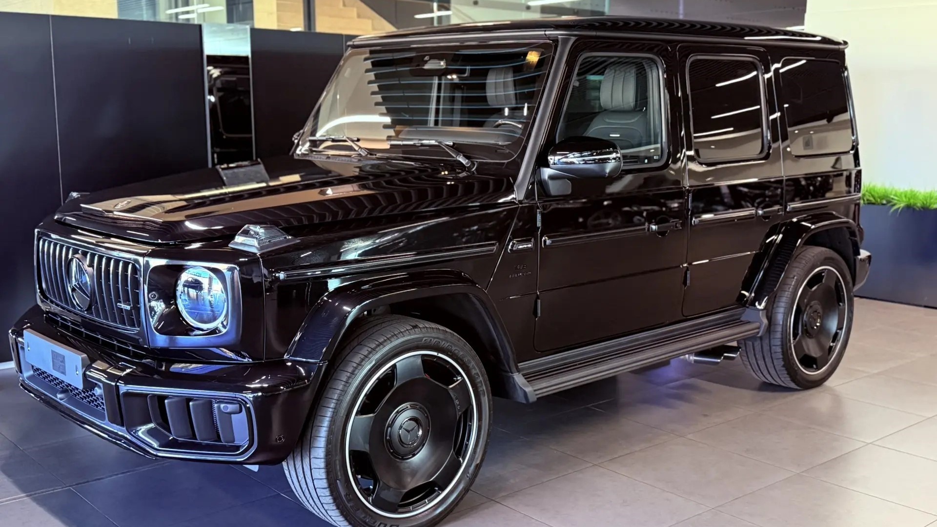 Mercedes-Benz AMG G 63 комплектация AMG G 63 двигатель 4 литра (585 л.с.) Черный