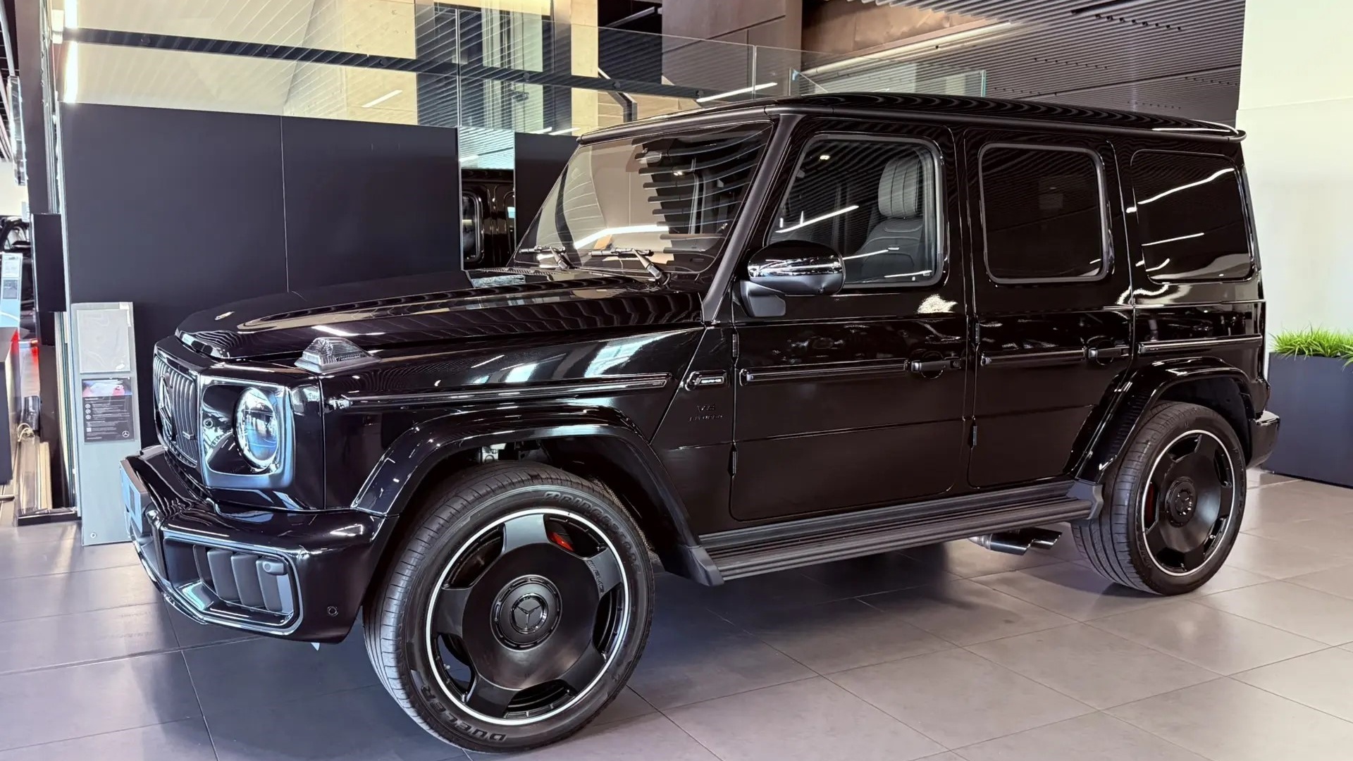 Mercedes-Benz AMG G 63 комплектация AMG G 63 двигатель 4 литра (585 л.с.) Черный