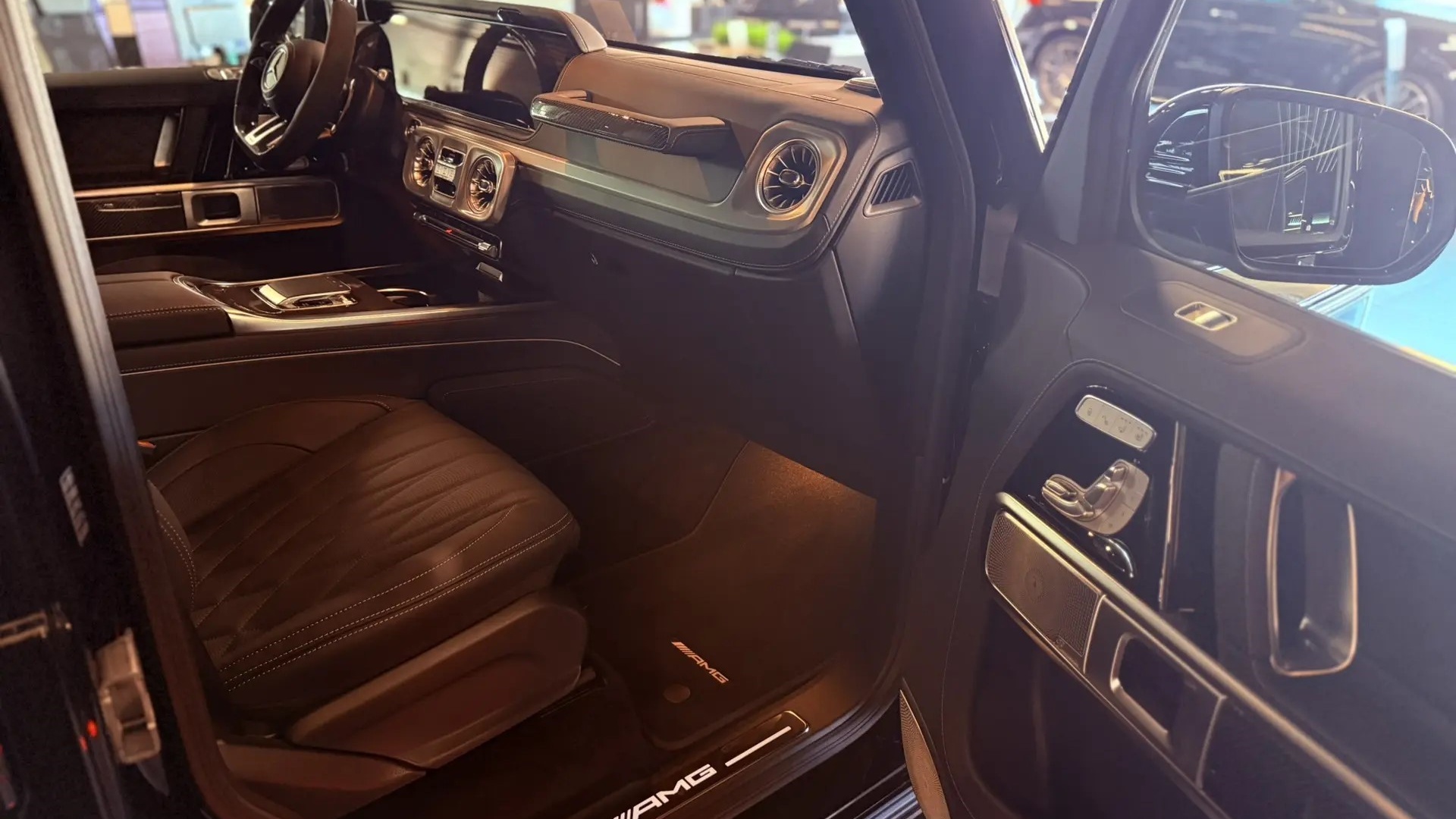 Mercedes-Benz AMG G 63 комплектация AMG G 63 двигатель 4 литра (585 л.с.) Черный