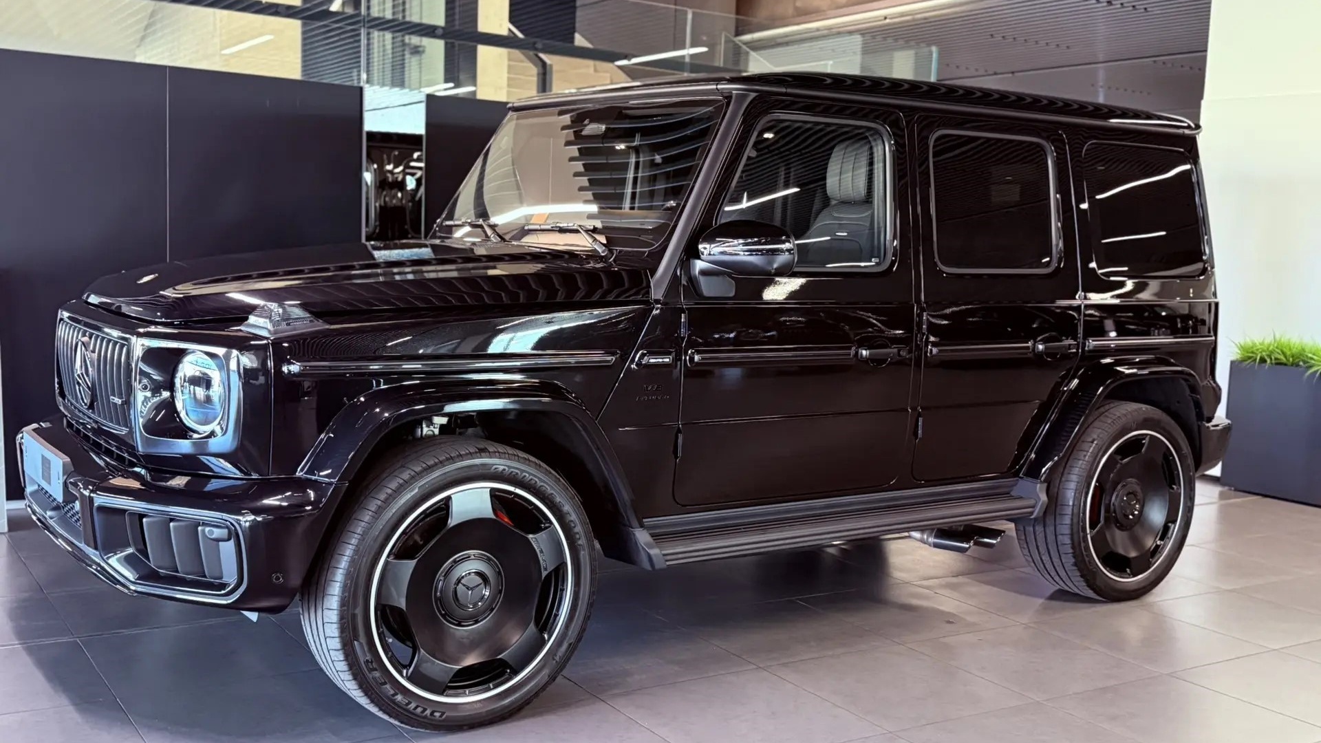 Mercedes-Benz AMG G 63 комплектация AMG G 63 двигатель 4 литра (585 л.с.) Черный