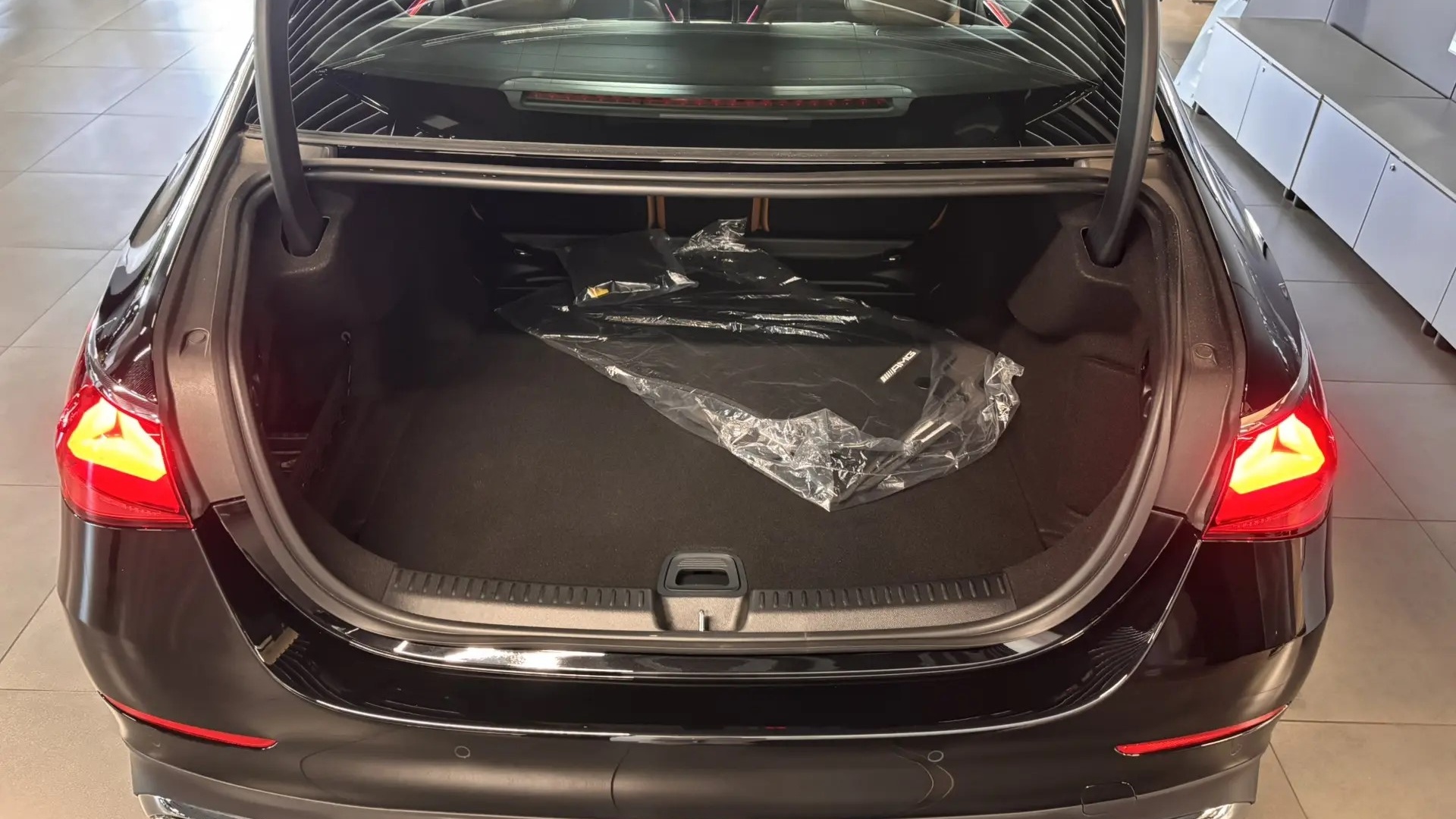 Mercedes-Benz E300 4MATIC комплектация Sport Plus двигатель 2 литра (258 л.с.) Черный
