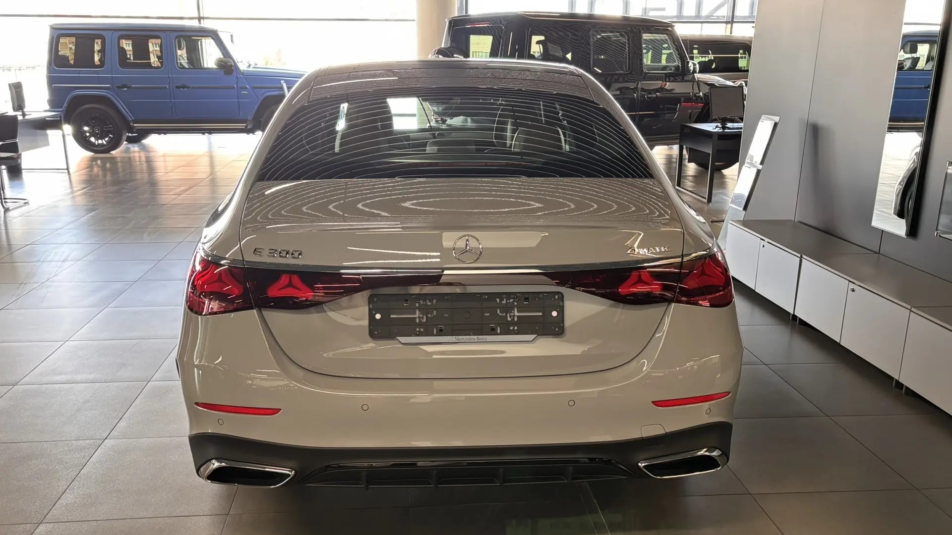 Mercedes-Benz E300 4MATIC комплектация Sport Plus двигатель 2 литра (258 л.с.) Серый