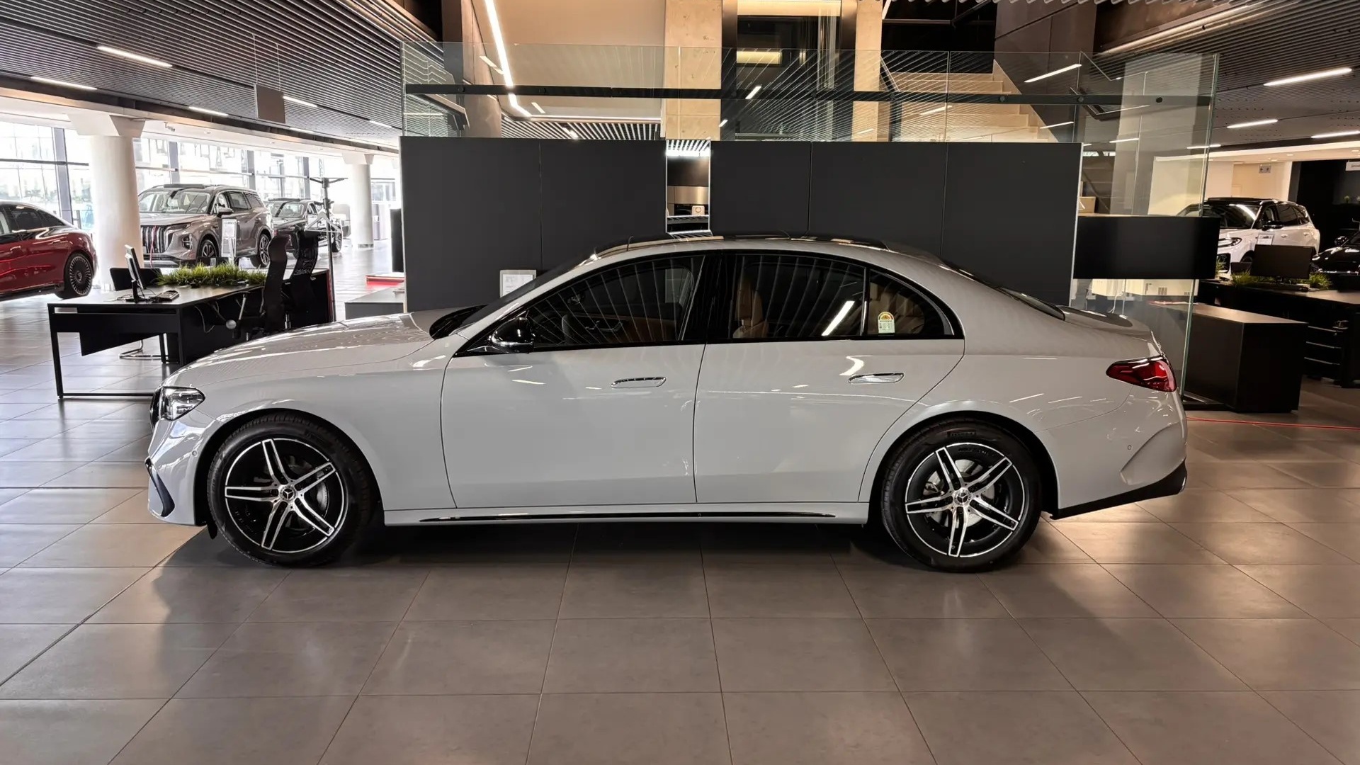 Mercedes-Benz E300 4MATIC комплектация Sport Plus двигатель 2 литра (258 л.с.) Серый