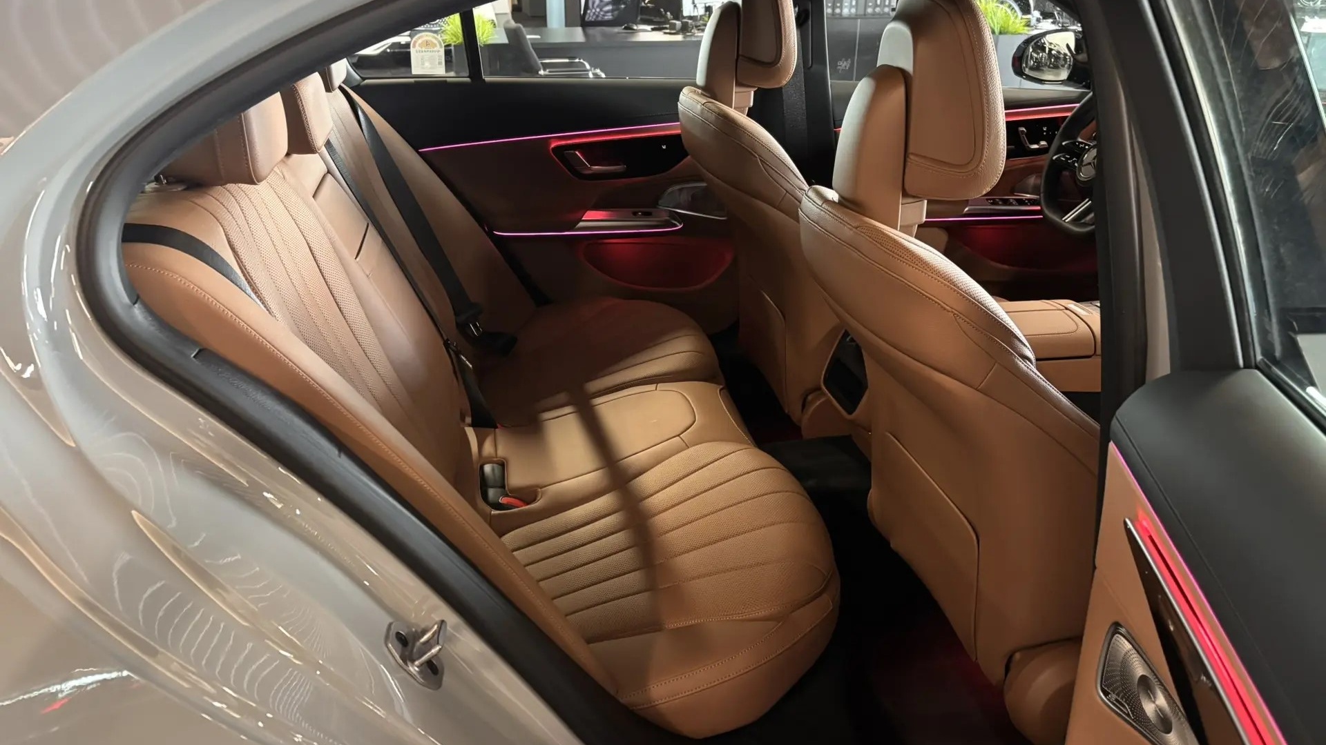 Mercedes-Benz E300 4MATIC комплектация Sport Plus двигатель 2 литра (258 л.с.) Серый