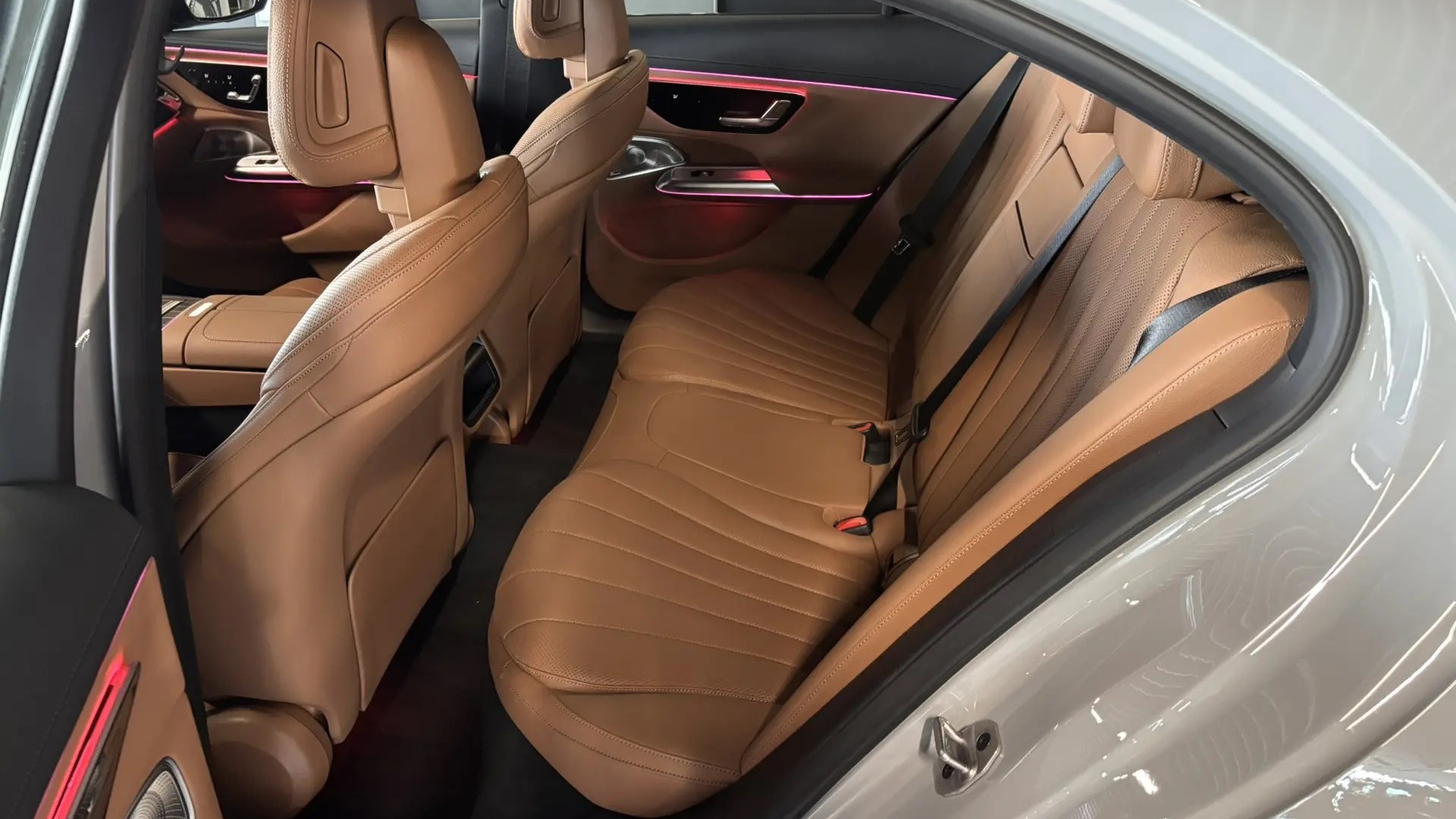 Mercedes-Benz E300 4MATIC комплектация Sport Plus двигатель 2 литра (258 л.с.) Серый