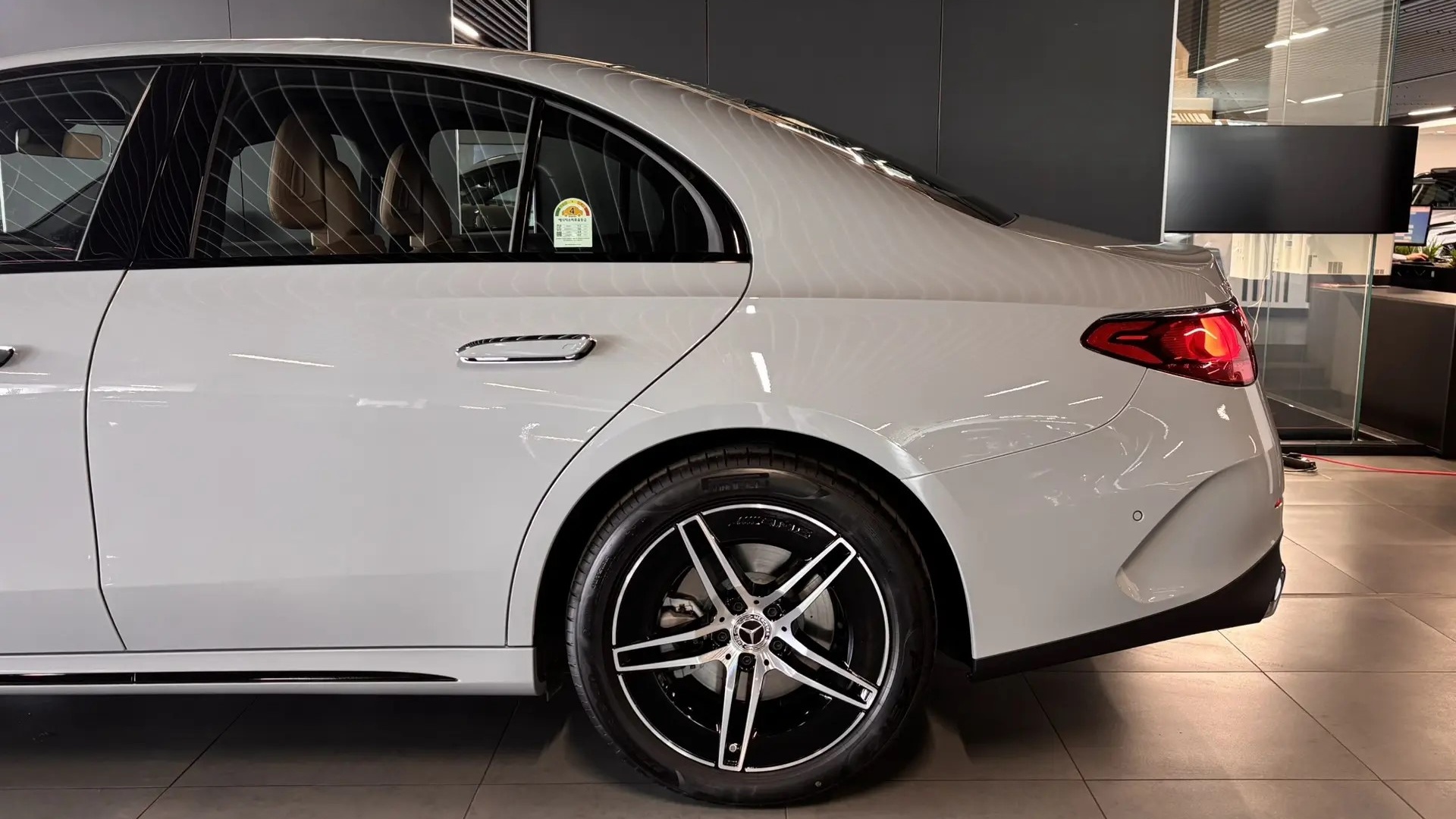 Mercedes-Benz E300 4MATIC комплектация Sport Plus двигатель 2 литра (258 л.с.) Серый