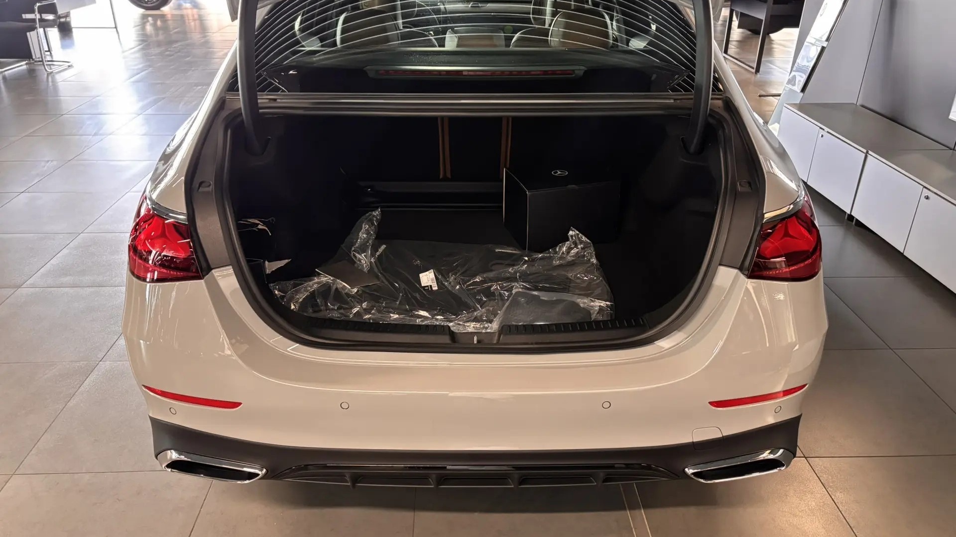 Mercedes-Benz E300 4MATIC комплектация Sport Plus двигатель 2 литра (258 л.с.) Серый