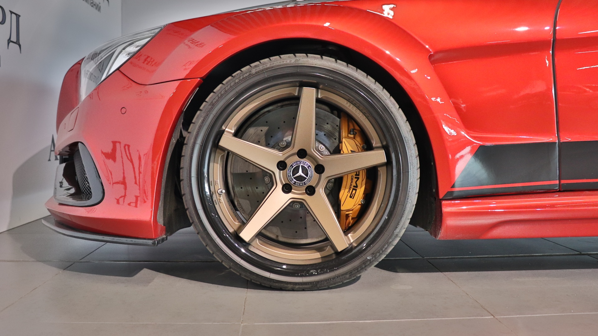 Mercedes-Benz SL 63 AMG двигатель 5.5 литра (585 л.с.) Красный