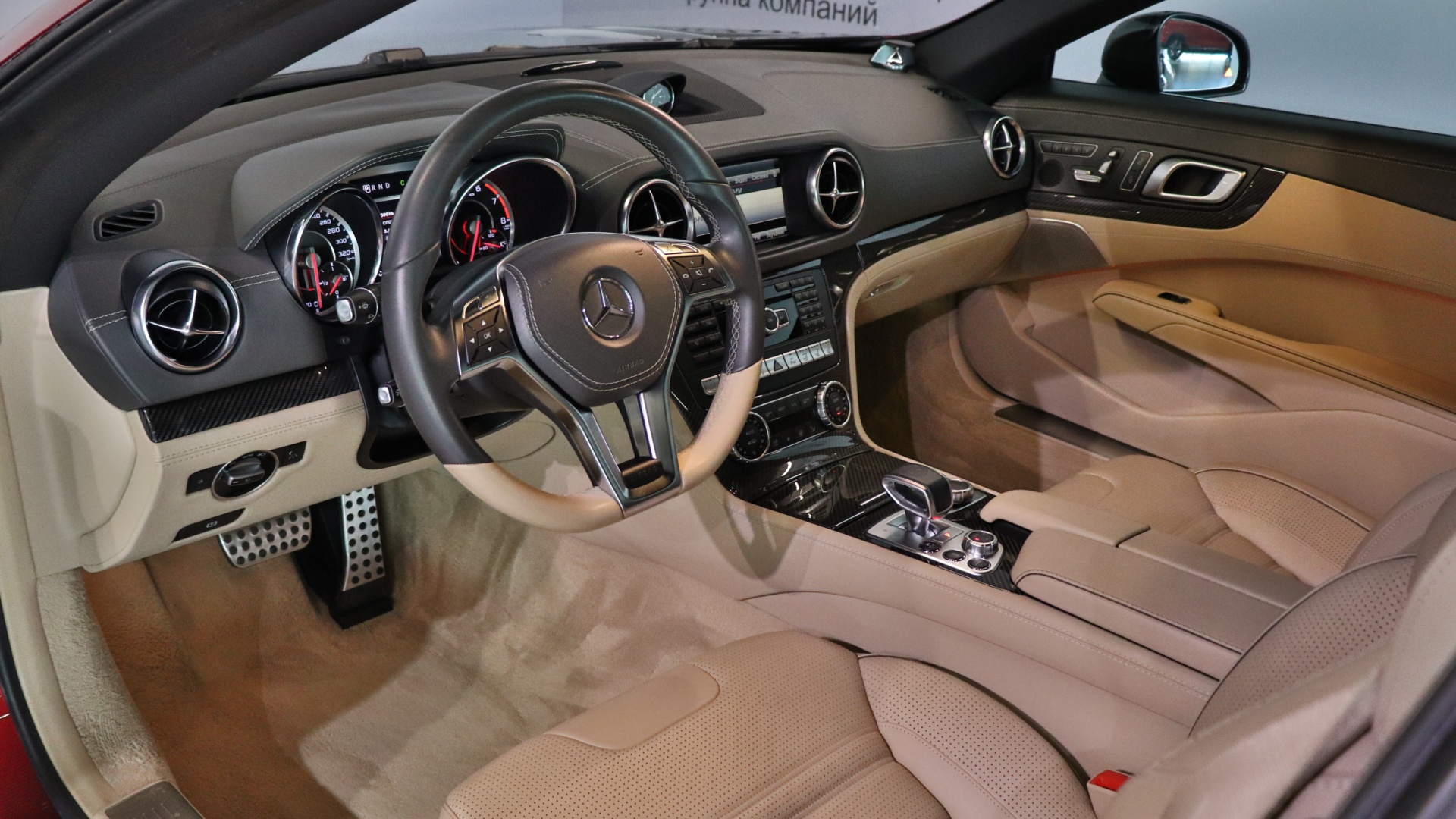 Mercedes-Benz SL 63 AMG двигатель 5.5 литра (585 л.с.) Красный