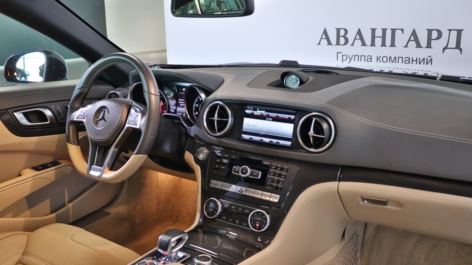 Mercedes-Benz SL 63 AMG двигатель 5.5 литра (585 л.с.) Красный
