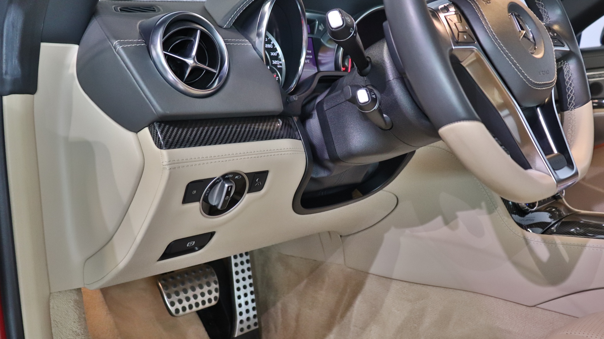 Mercedes-Benz SL 63 AMG двигатель 5.5 литра (585 л.с.) Красный