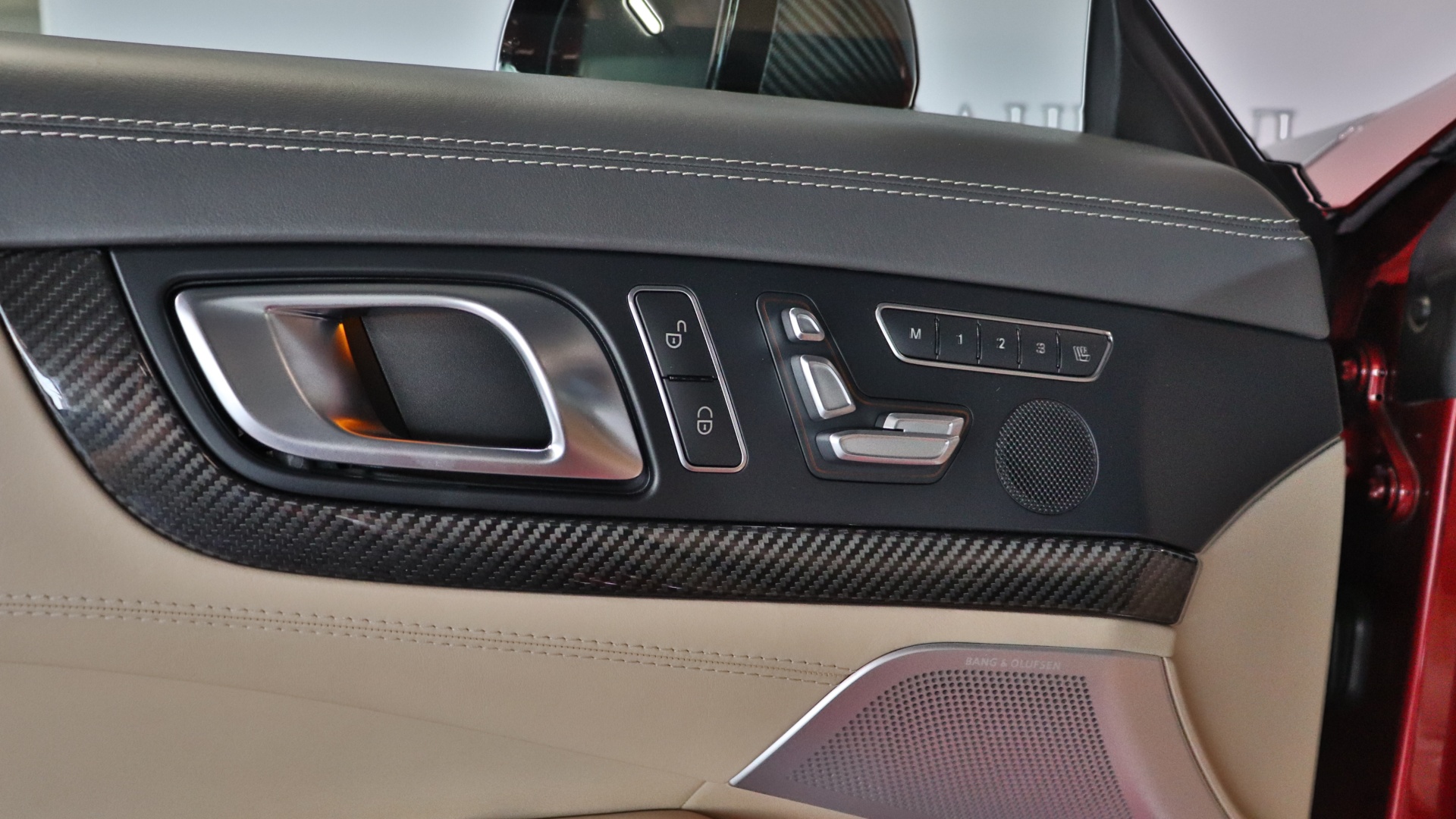 Mercedes-Benz SL 63 AMG двигатель 5.5 литра (585 л.с.) Красный