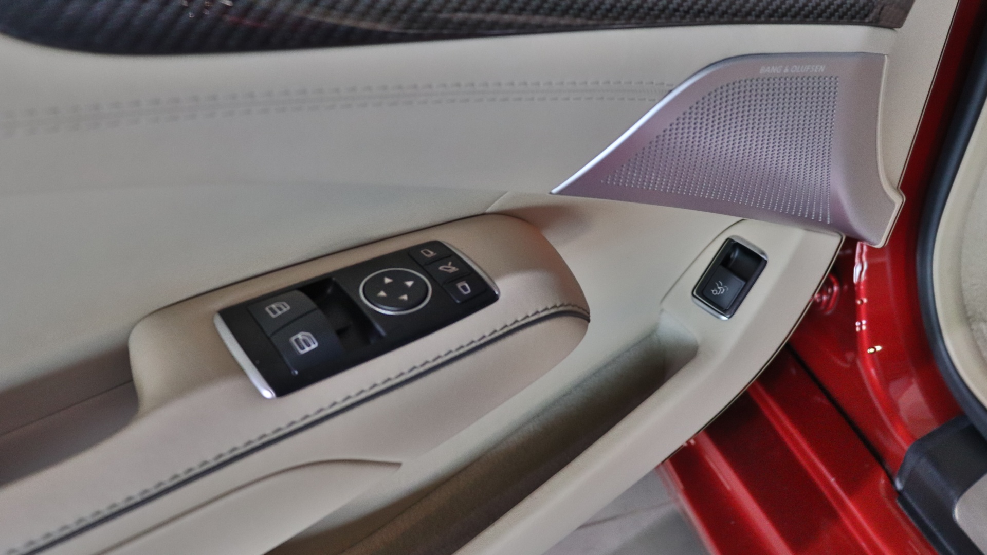 Mercedes-Benz SL 63 AMG двигатель 5.5 литра (585 л.с.) Красный