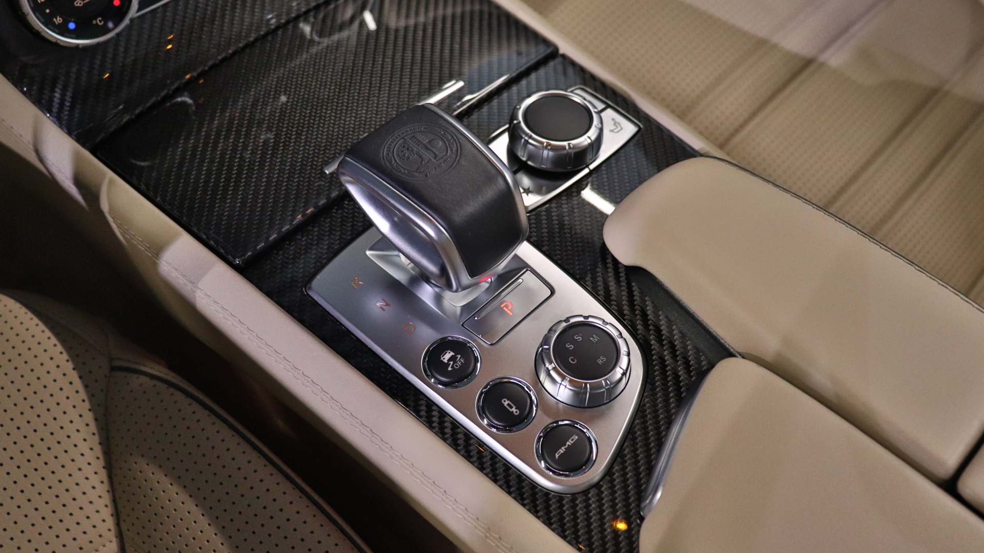 Mercedes-Benz SL 63 AMG двигатель 5.5 литра (585 л.с.) Красный