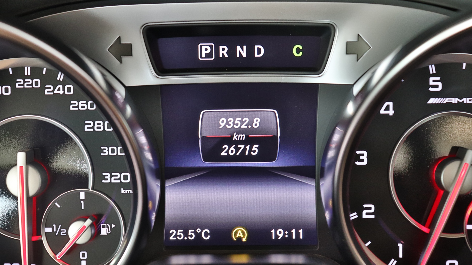 Mercedes-Benz SL 63 AMG двигатель 5.5 литра (585 л.с.) Красный