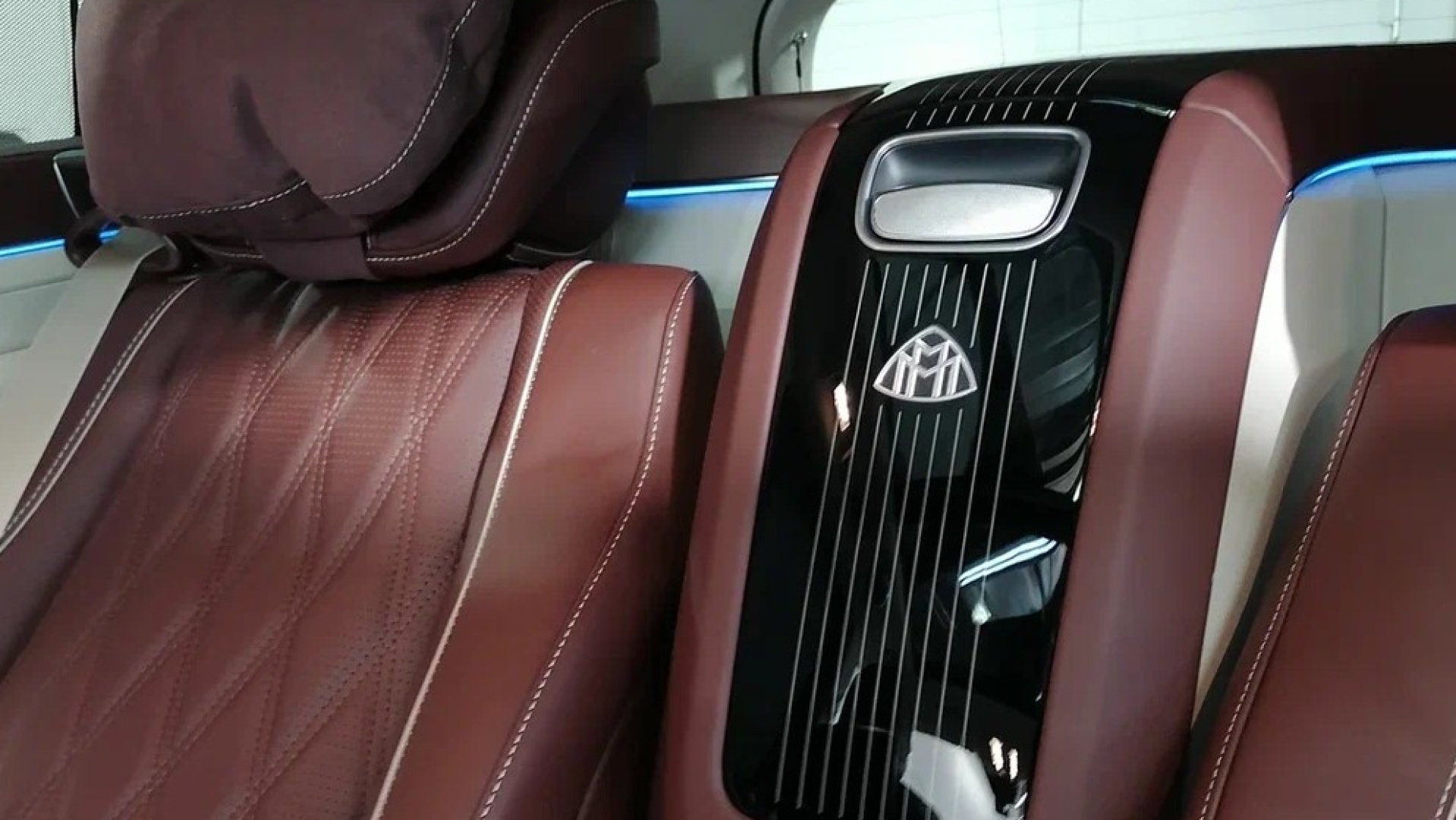 Mercedes-Benz Maybach GLS 600 4MATIC двигатель 4 литра (558 л.с.) Черный