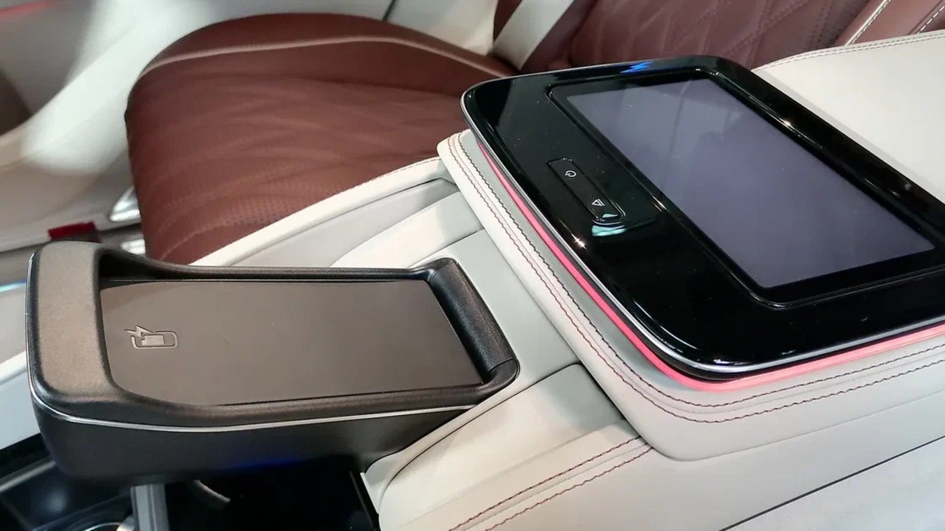 Mercedes-Benz Maybach GLS 600 4MATIC двигатель 4 литра (558 л.с.) Черный