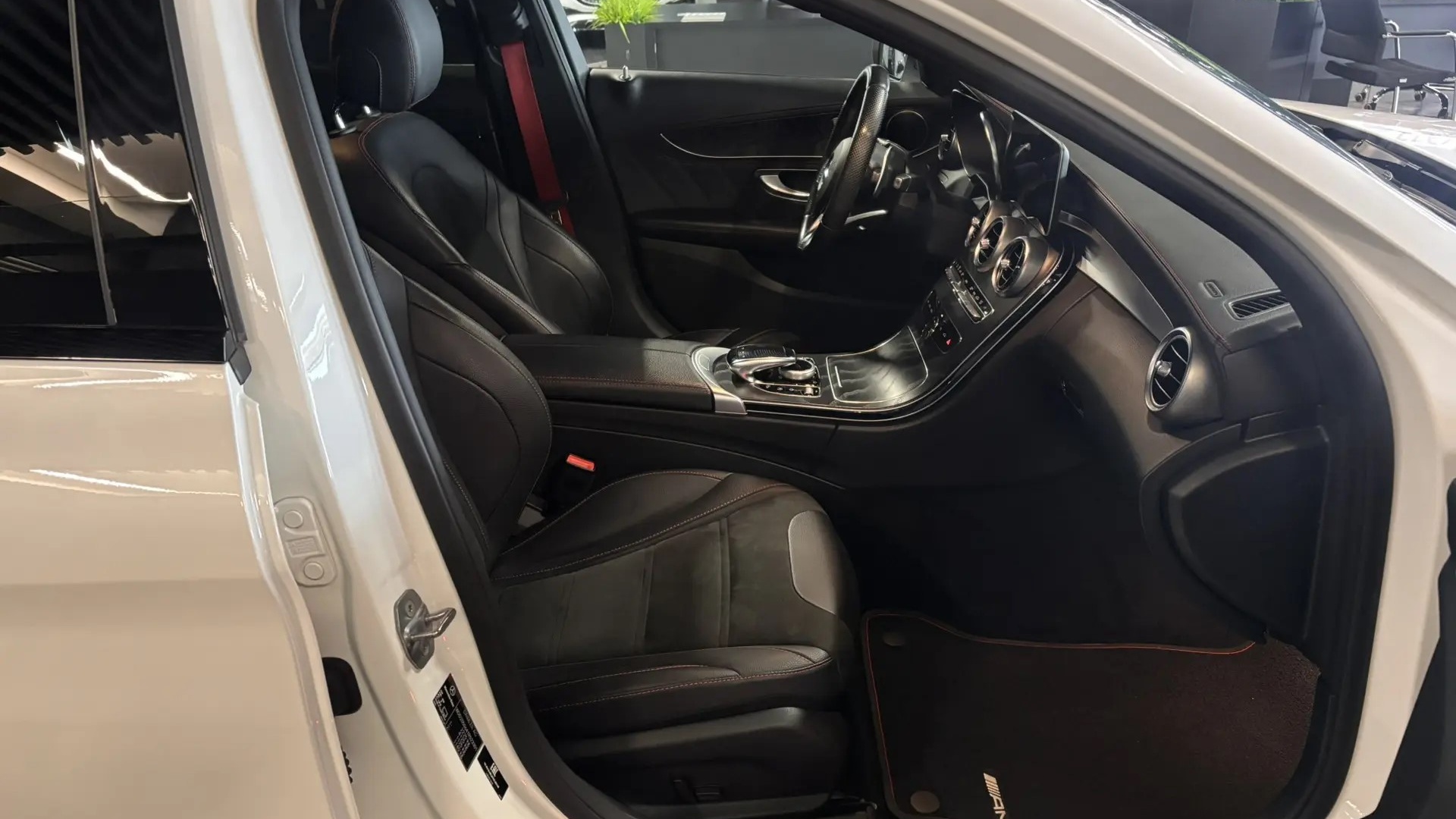 Mercedes-Benz AMG C 43 4MATIC двигатель 3 литра (390 л.с.) Белый