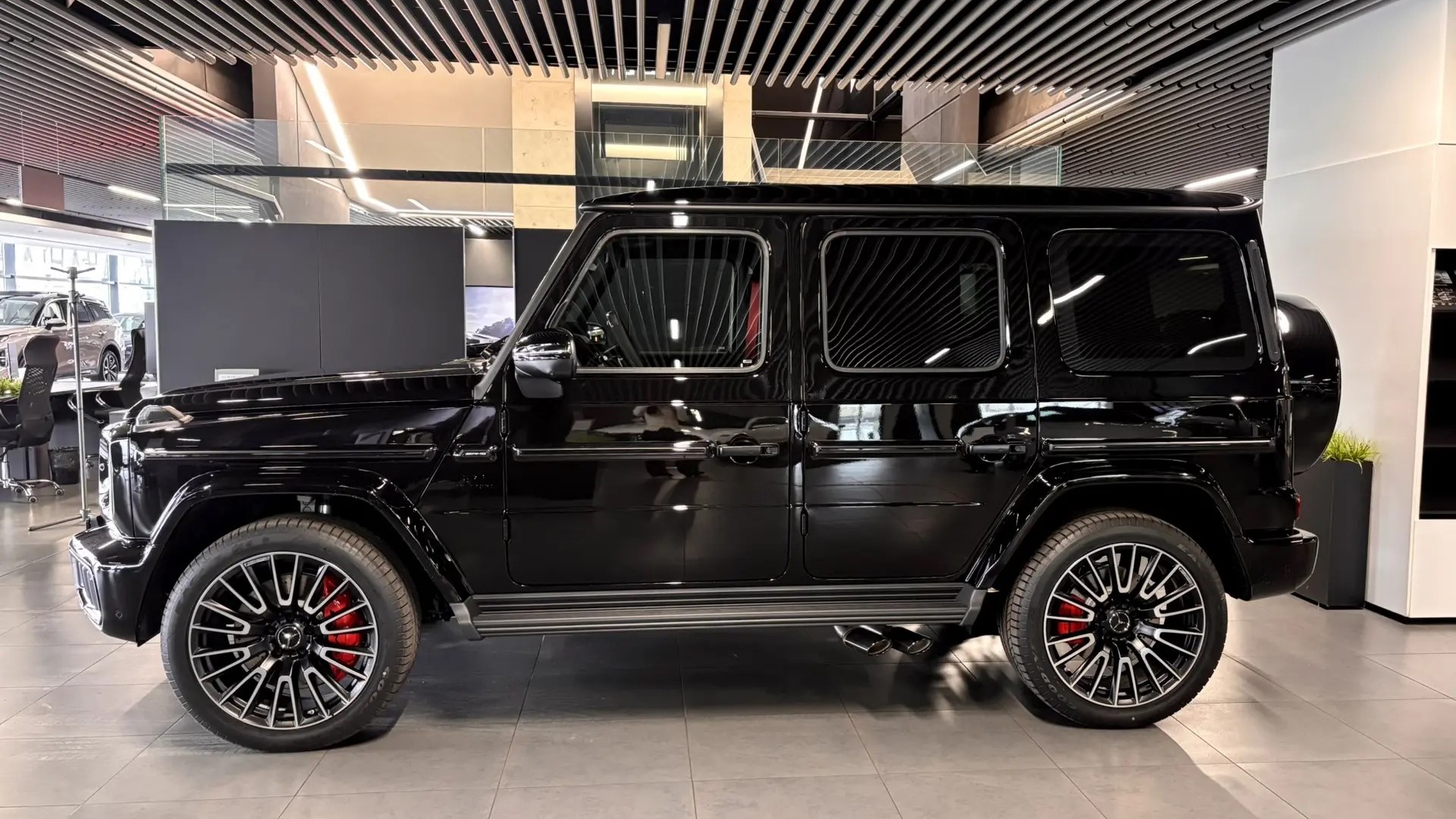 Mercedes-Benz AMG G 63 комплектация AMG G 63 двигатель 4 литра (585 л.с.) Черный