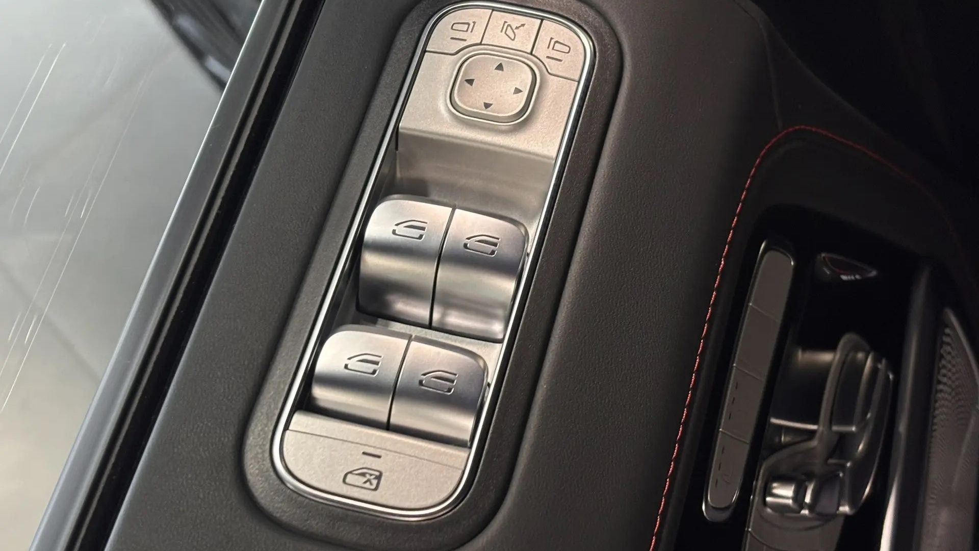 Mercedes-Benz AMG G 63 комплектация AMG G 63 двигатель 4 литра (585 л.с.) Черный