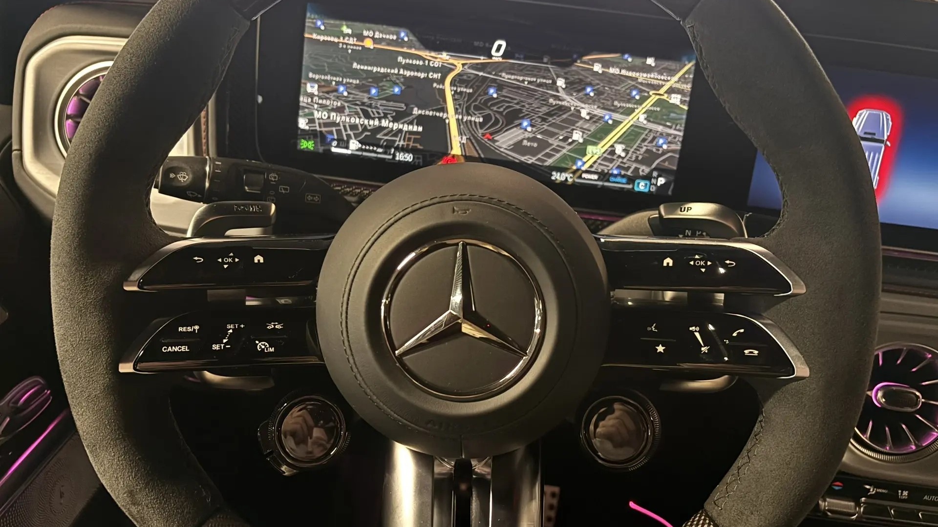 Mercedes-Benz AMG G 63 комплектация AMG G 63 двигатель 4 литра (585 л.с.) Черный