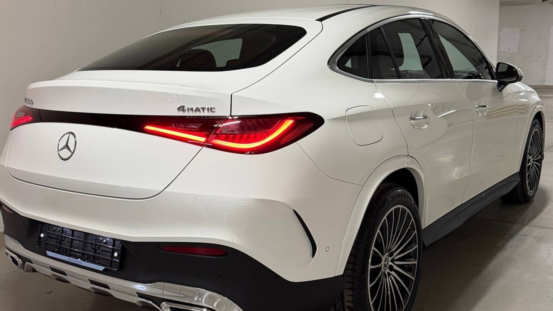 Mercedes-Benz GLC 300 4MATIC Coupe двигатель 2 литра (258 л.с.) Белый