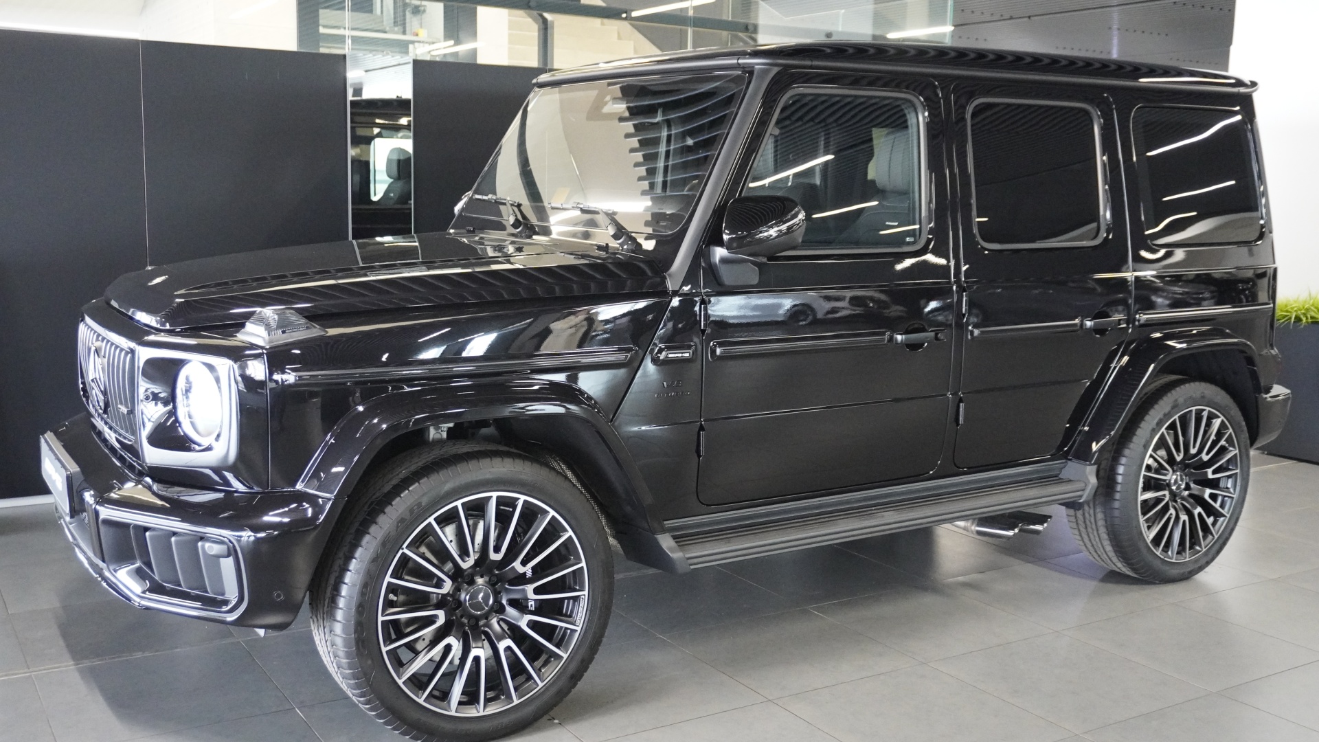 Mercedes-Benz AMG G 63 комплектация AMG G 63 двигатель 4 литра (585 л.с.) Черный