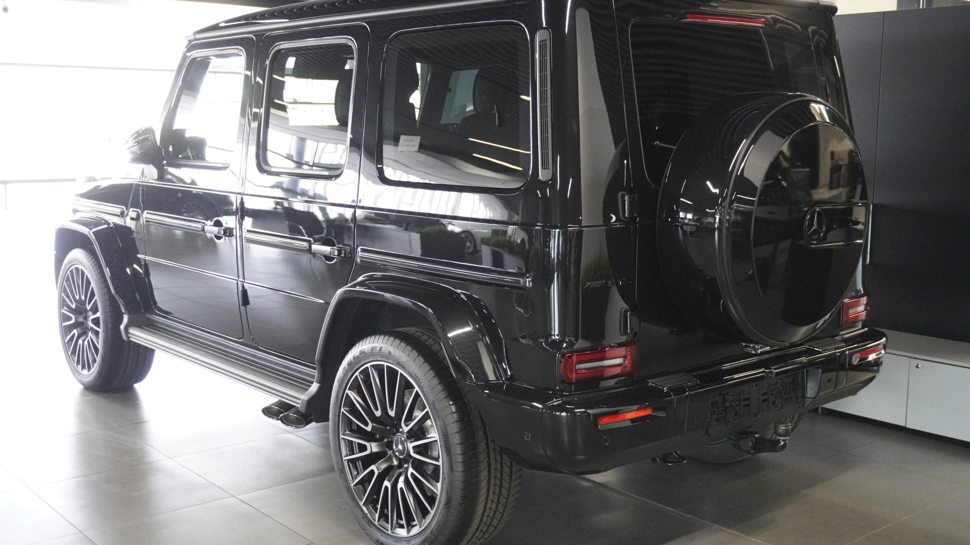 Mercedes-Benz AMG G 63 комплектация AMG G 63 двигатель 4 литра (585 л.с.) Черный