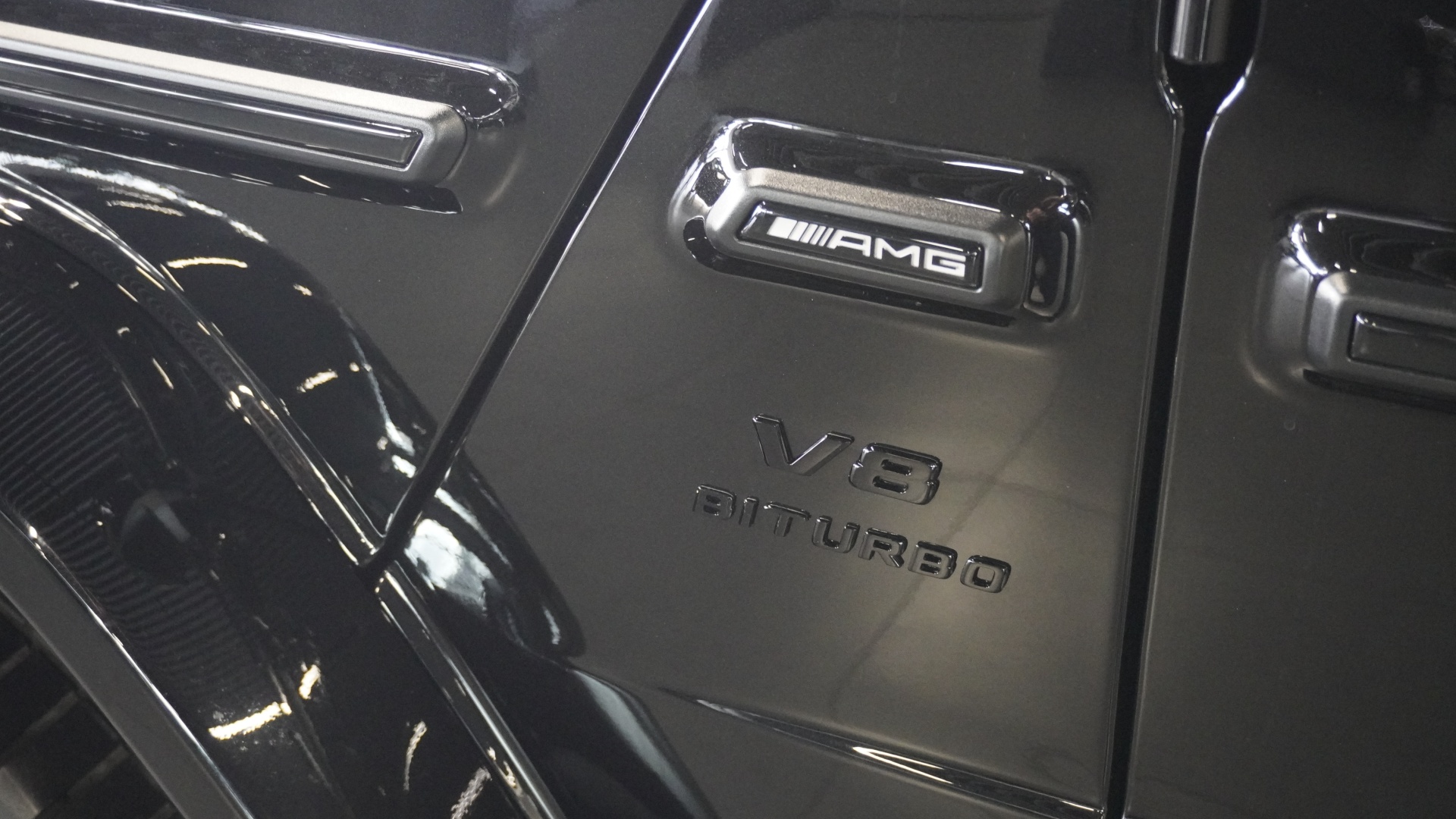 Mercedes-Benz AMG G 63 комплектация AMG G 63 двигатель 4 литра (585 л.с.) Черный