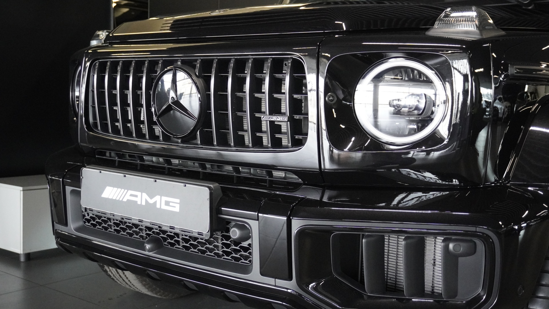 Mercedes-Benz AMG G 63 комплектация AMG G 63 двигатель 4 литра (585 л.с.) Черный