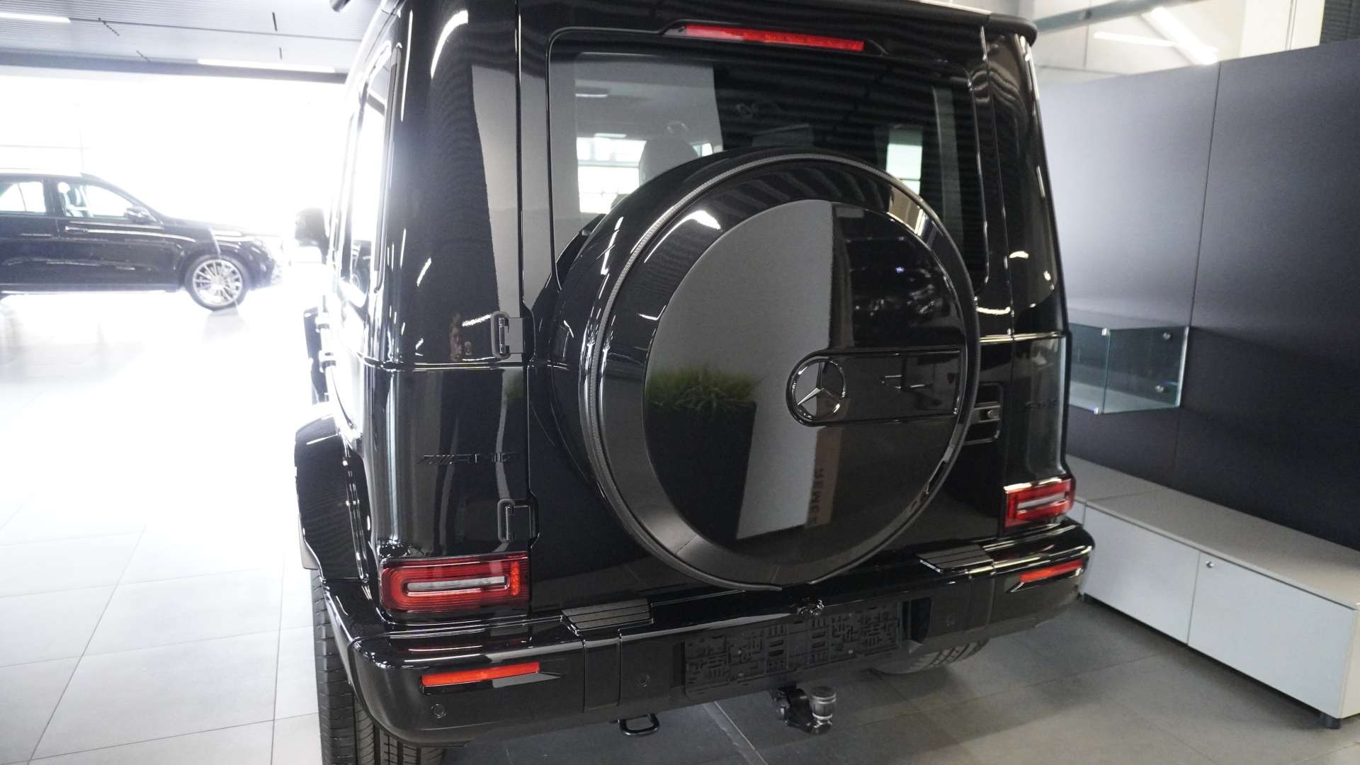 Mercedes-Benz AMG G 63 комплектация AMG G 63 двигатель 4 литра (585 л.с.) Черный