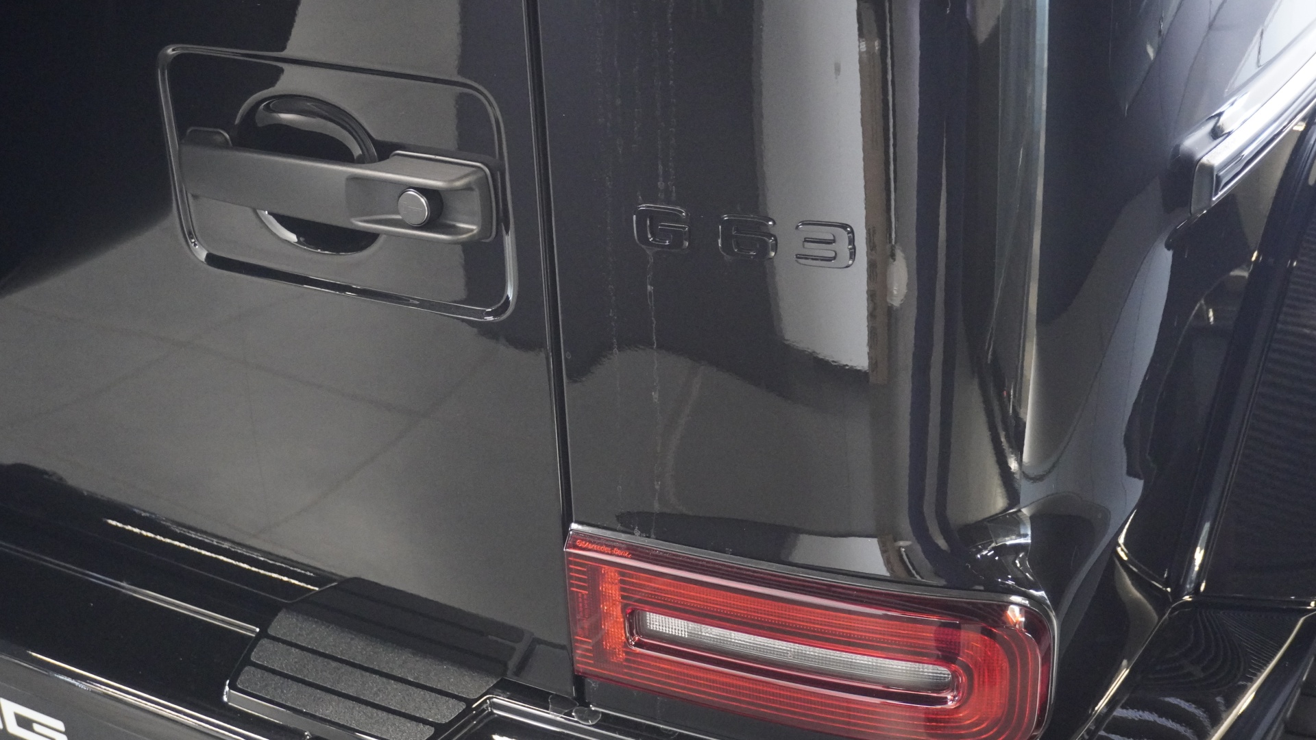 Mercedes-Benz AMG G 63 комплектация AMG G 63 двигатель 4 литра (585 л.с.) Черный