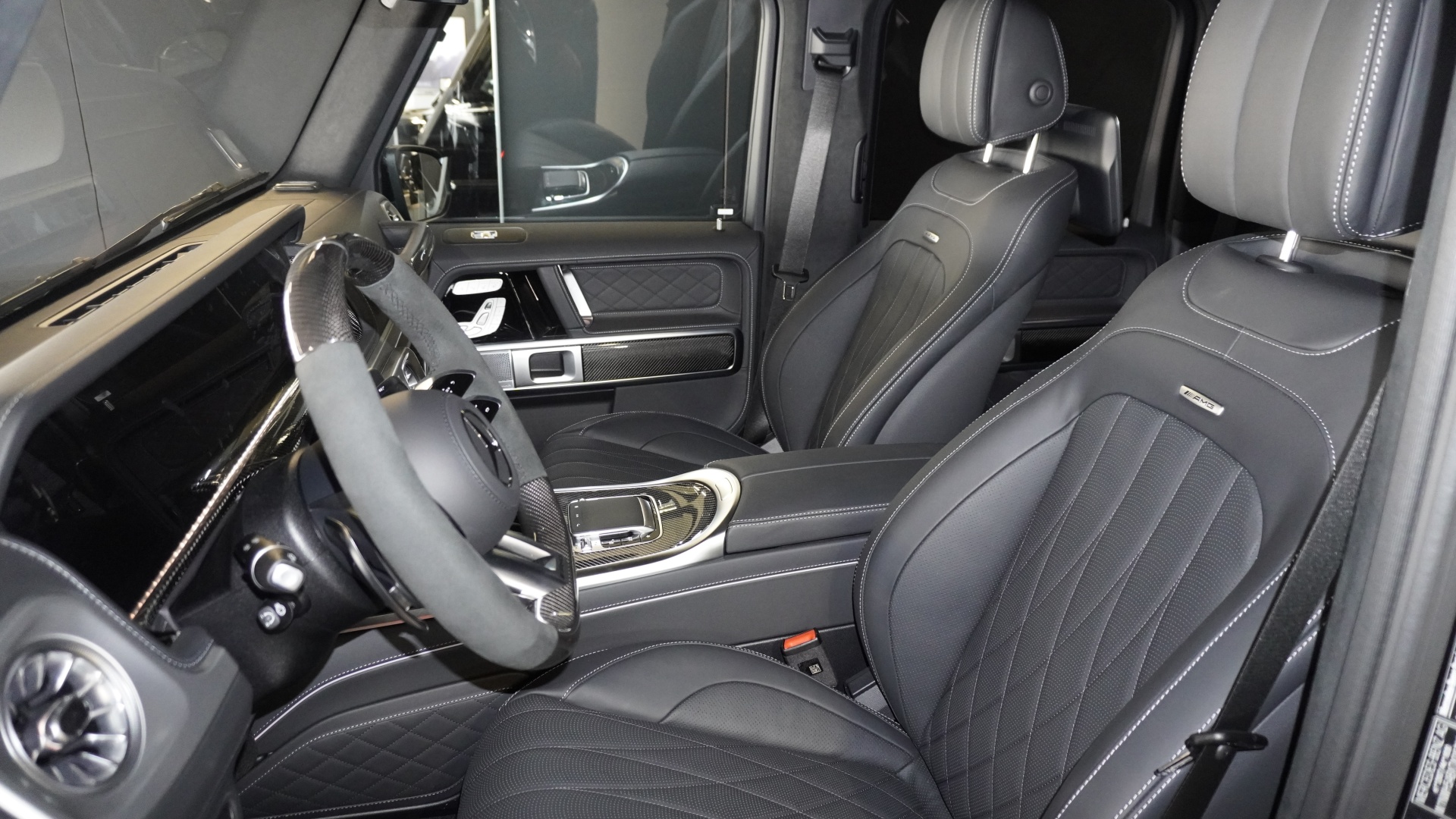 Mercedes-Benz AMG G 63 комплектация AMG G 63 двигатель 4 литра (585 л.с.) Черный