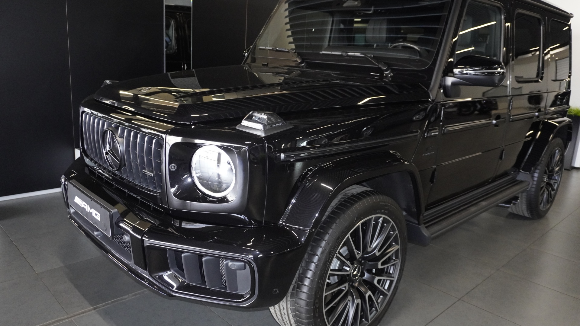 Mercedes-Benz AMG G 63 комплектация AMG G 63 двигатель 4 литра (585 л.с.) Черный