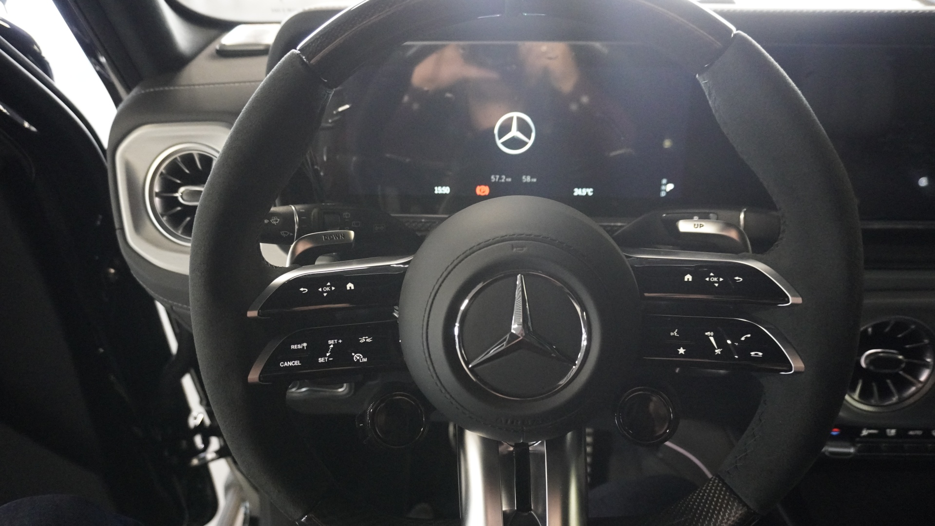 Mercedes-Benz AMG G 63 комплектация AMG G 63 двигатель 4 литра (585 л.с.) Черный