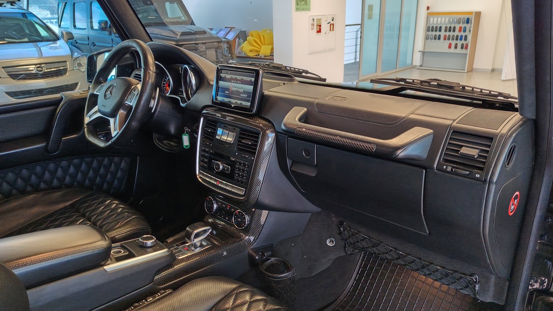 Mercedes-Benz G 63 AMG комплектация ОС двигатель 5.5 литра (571 л.с.) Черный