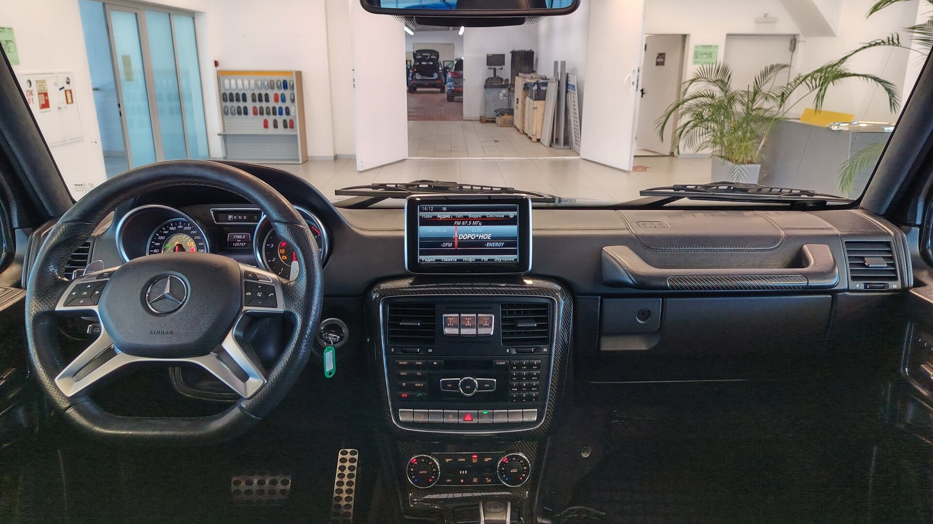 Mercedes-Benz G 63 AMG комплектация ОС двигатель 5.5 литра (571 л.с.) Черный