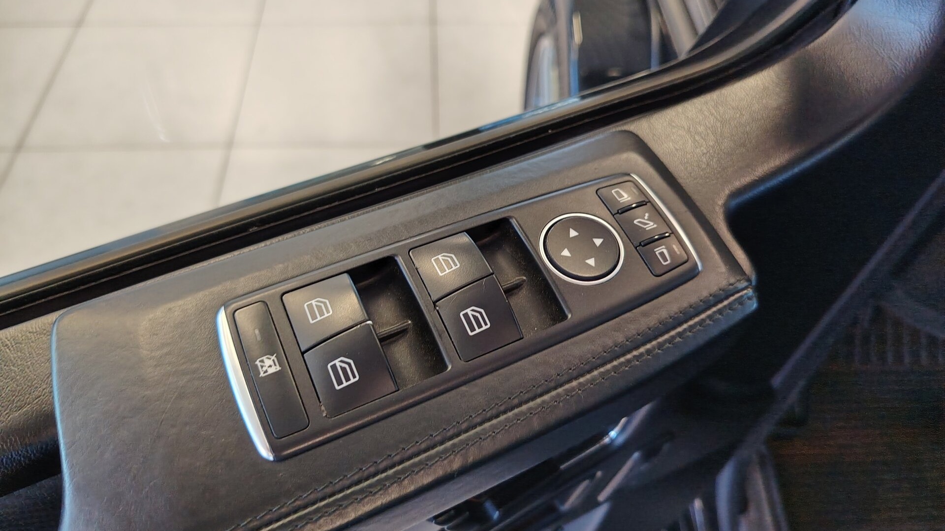 Mercedes-Benz G 63 AMG комплектация ОС двигатель 5.5 литра (571 л.с.) Черный