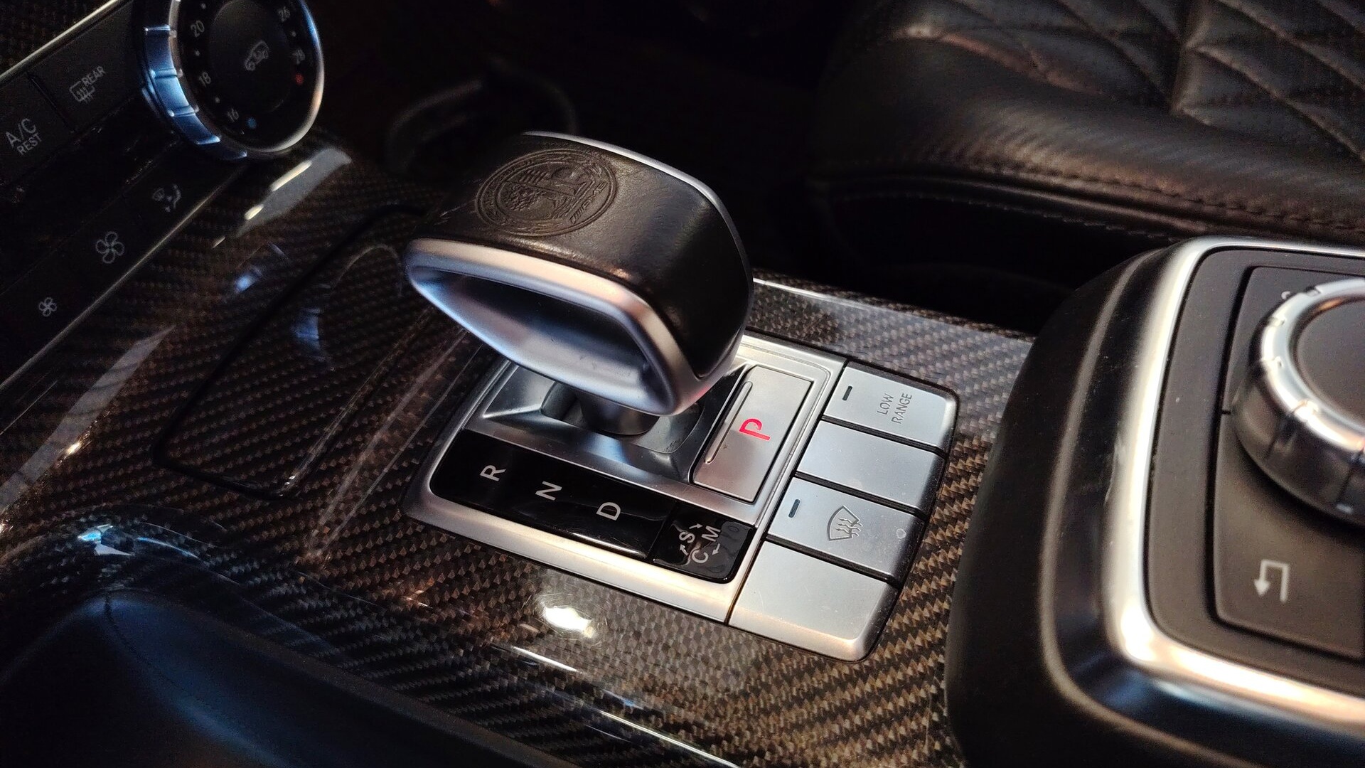 Mercedes-Benz G 63 AMG комплектация ОС двигатель 5.5 литра (571 л.с.) Черный