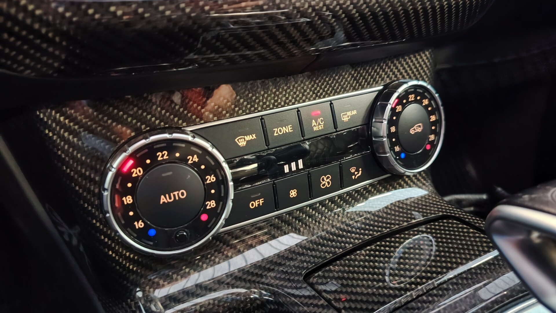Mercedes-Benz G 63 AMG комплектация ОС двигатель 5.5 литра (571 л.с.) Черный