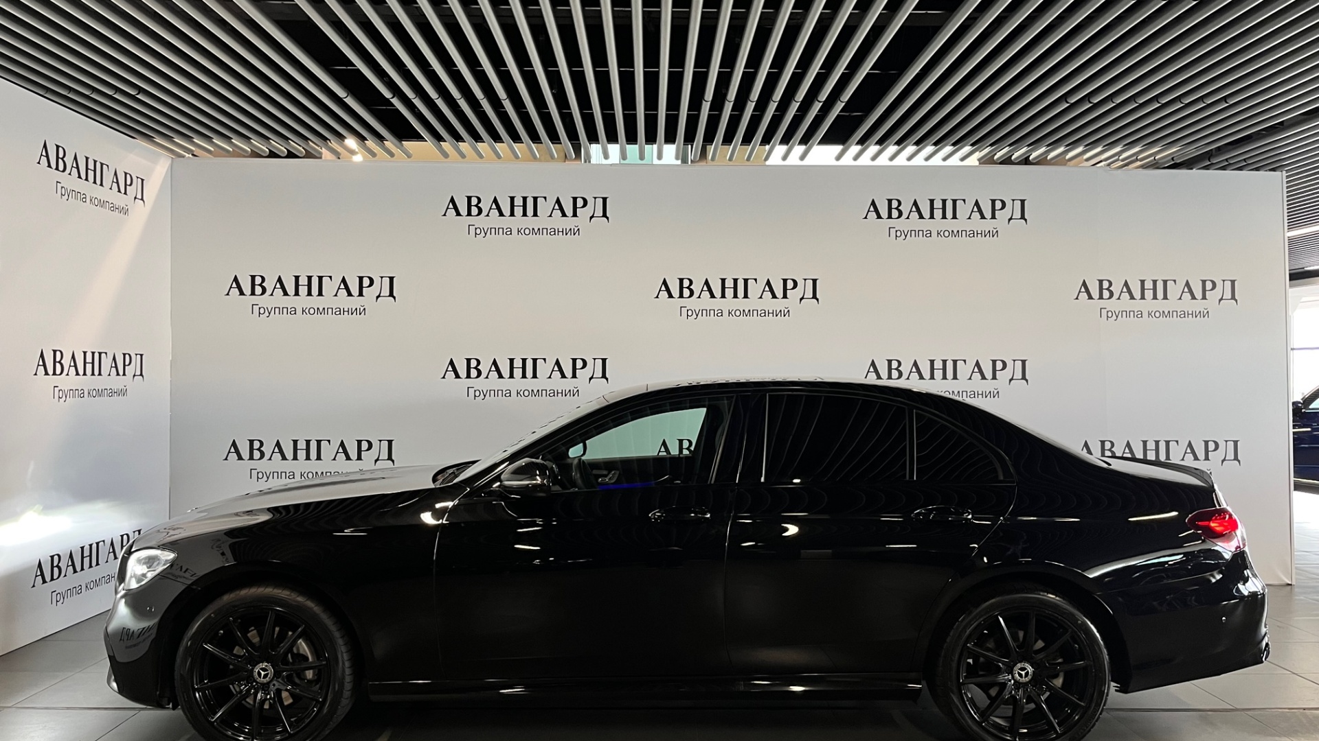 Mercedes-Benz E 300d 4M комплектация Sport Plus двигатель 2 литра (265 л.с.) Черный