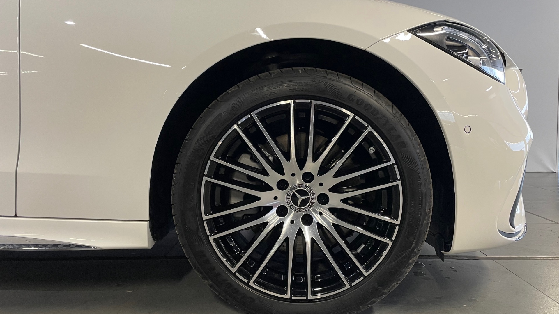 Mercedes-Benz C 260 L двигатель 1.5 литра (204 л.с.) Белый