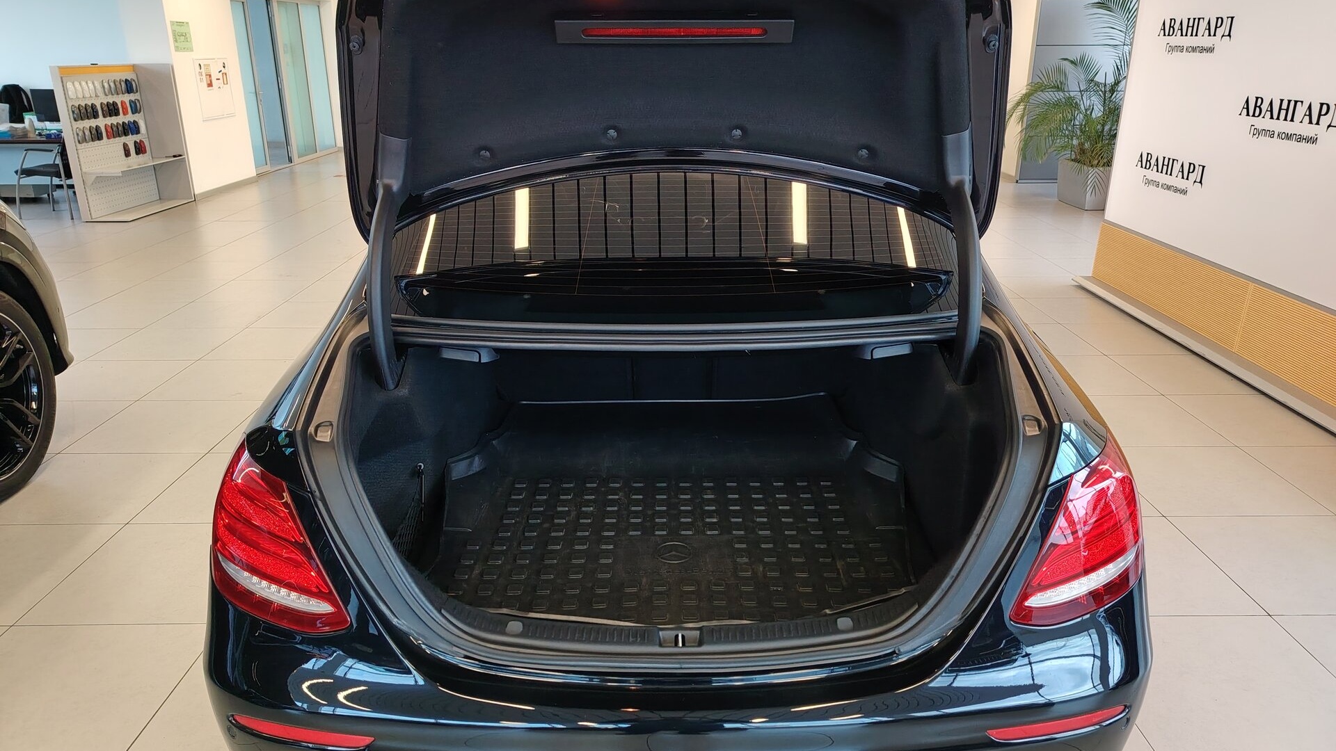 Mercedes-Benz E 400 4MATIC комплектация Sport двигатель 3 литра (333 л.с.) Черный