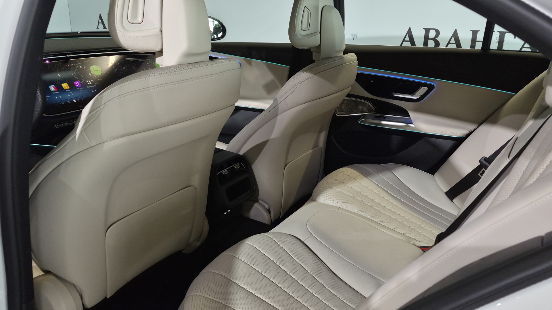 Mercedes-Benz E300 4MATIC комплектация Sport Plus двигатель 2 литра (258 л.с.) Белый