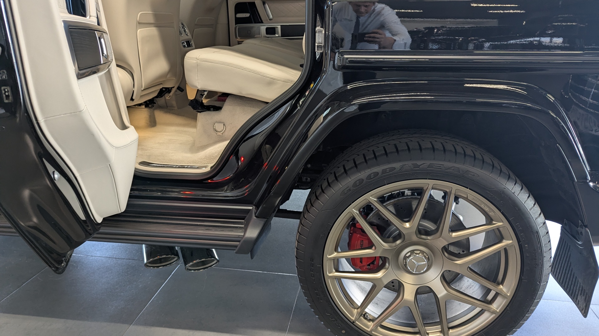 Mercedes-Benz AMG G 63 комплектация AMG G 63 двигатель 4 литра (585 л.с.) Черный